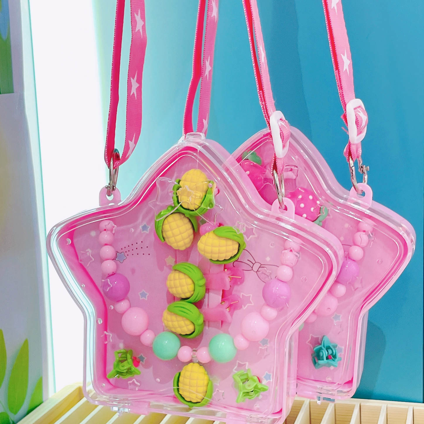 The five-star gift box with woven ribbons features a classic combination of fruit elements. It can be carried diagonally or in a backpack. The exquisite and cute design comes in a variety of hairpins, headbands and necklaces. It's a must-have for princesses Application Scenario