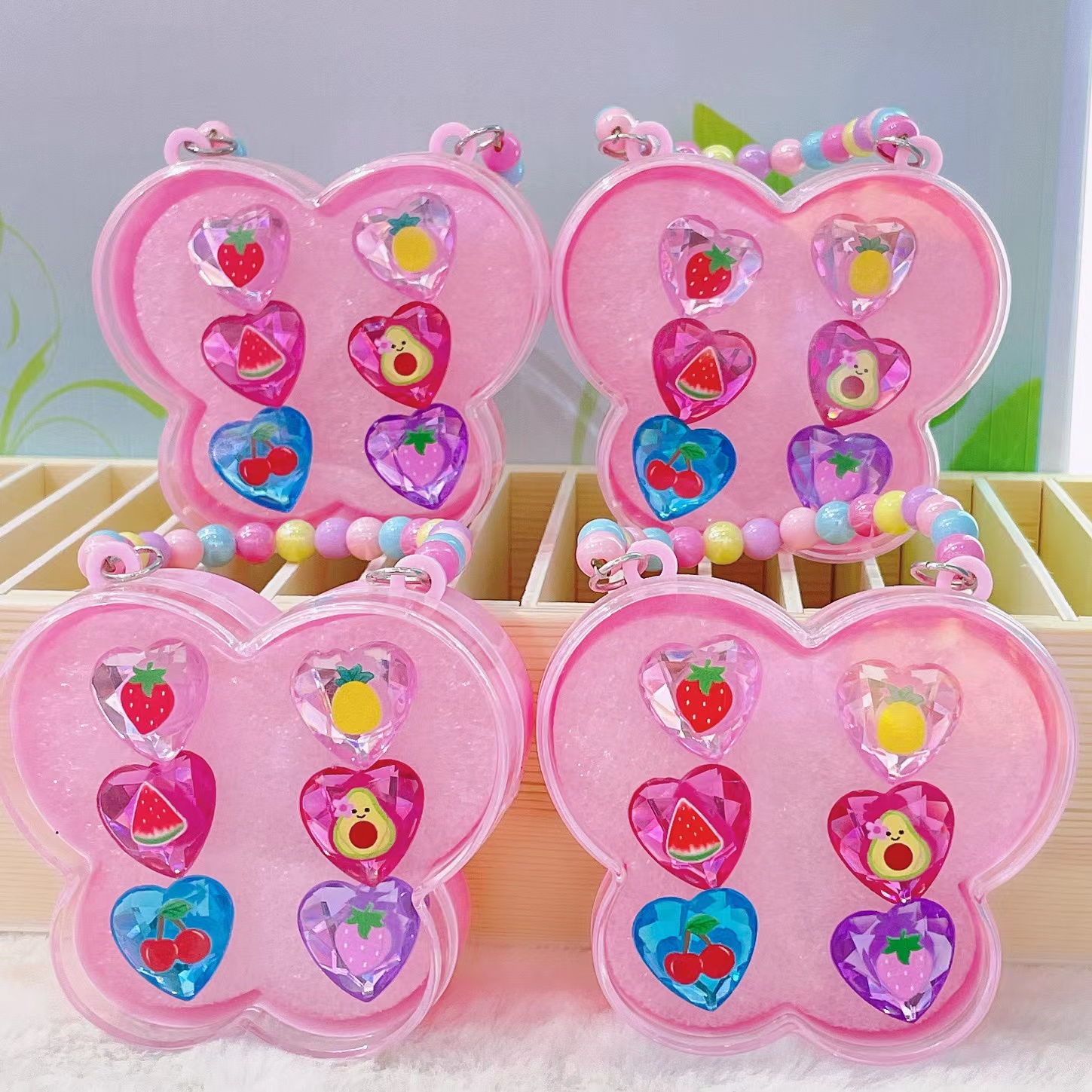 The seven-color chain butterfly box, heart-shaped acrylic diamond ring set is a best-selling product with rich and diverse patterns and colors. It is a classic and durable design suitable for a wide range of people