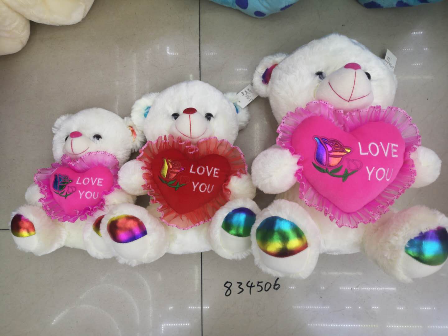 The 40-centimeter heart-shaped bear in Yiwu Small Commodities City can be mixed in color