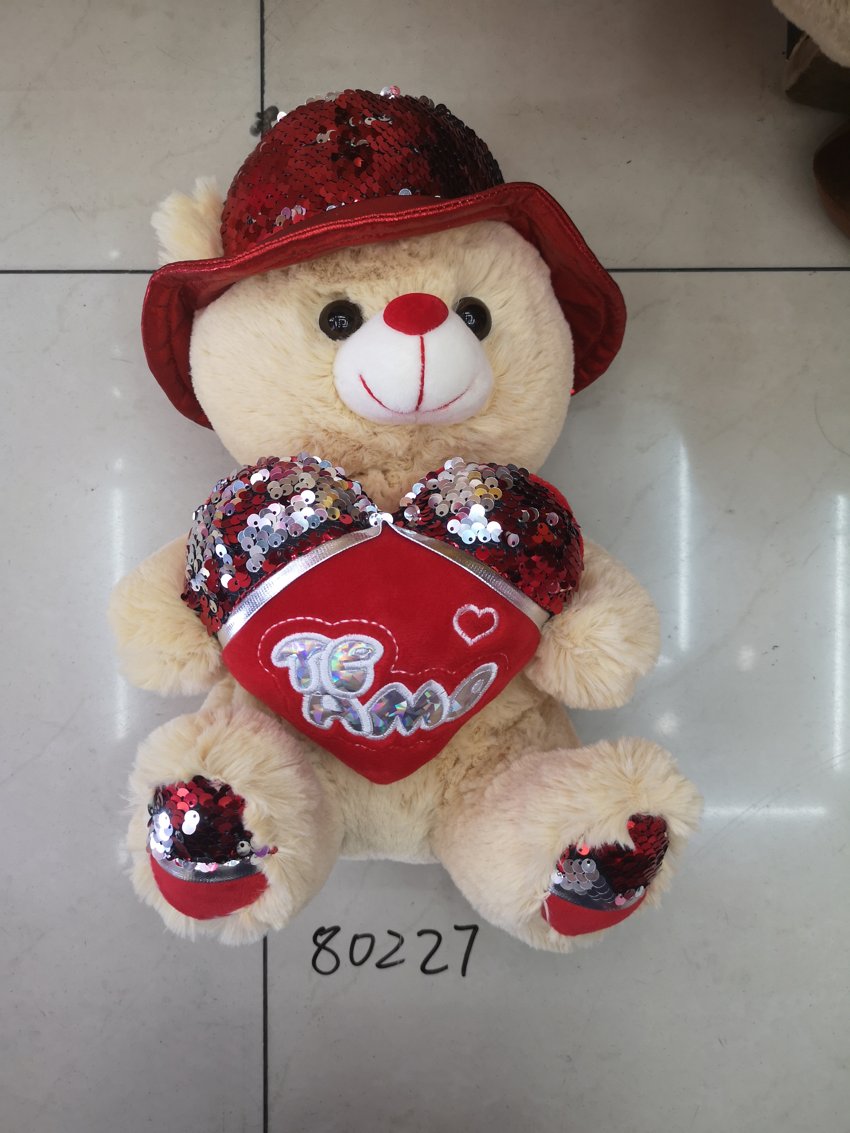 The 30-centimeter hat bear and the heart-shaped bear in Yiwu Small Commodities City can be mixed in color