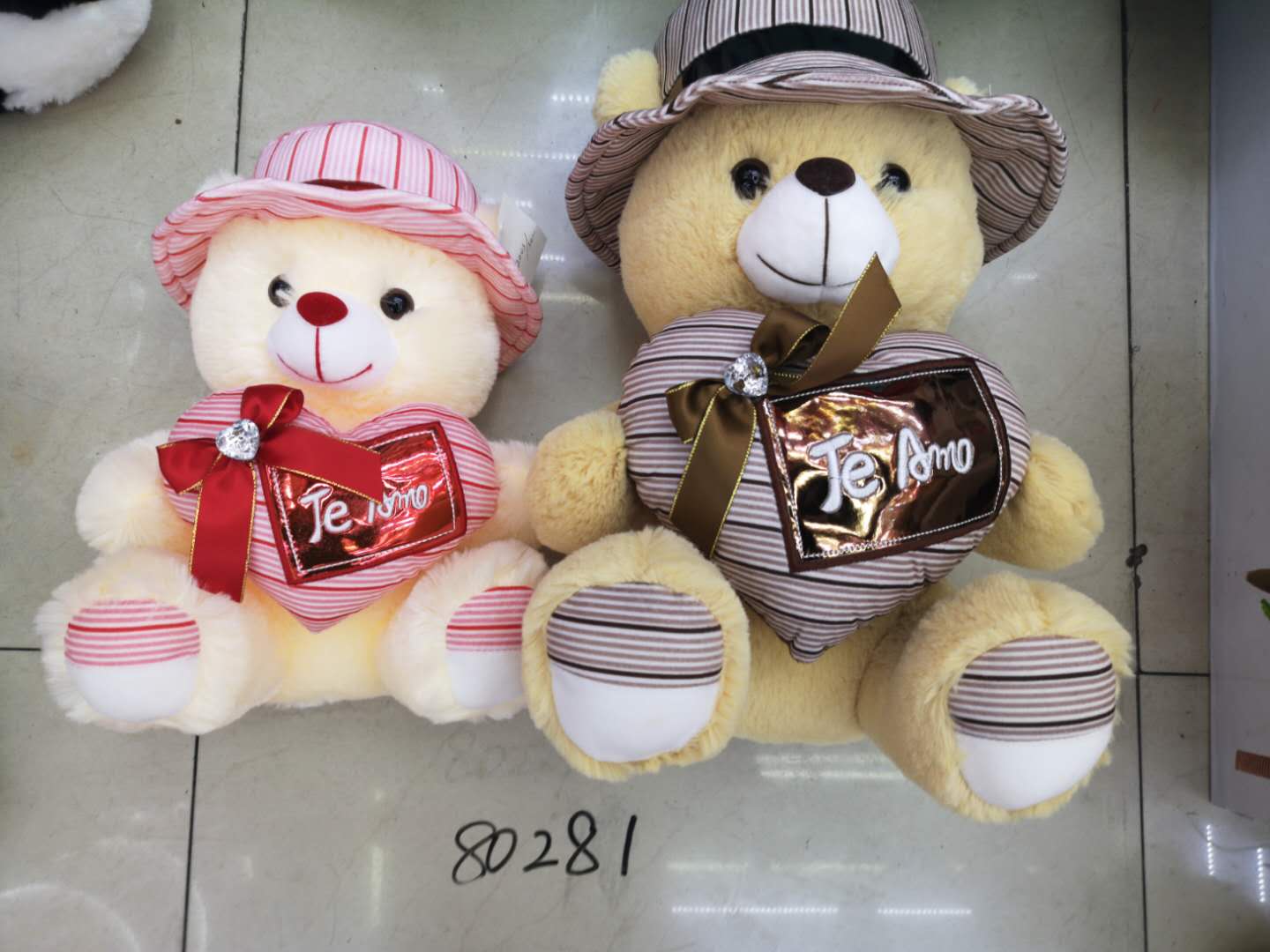 义乌小商品城30-40厘米的戴帽子爱心熊，爱心熊，颜色可以混，