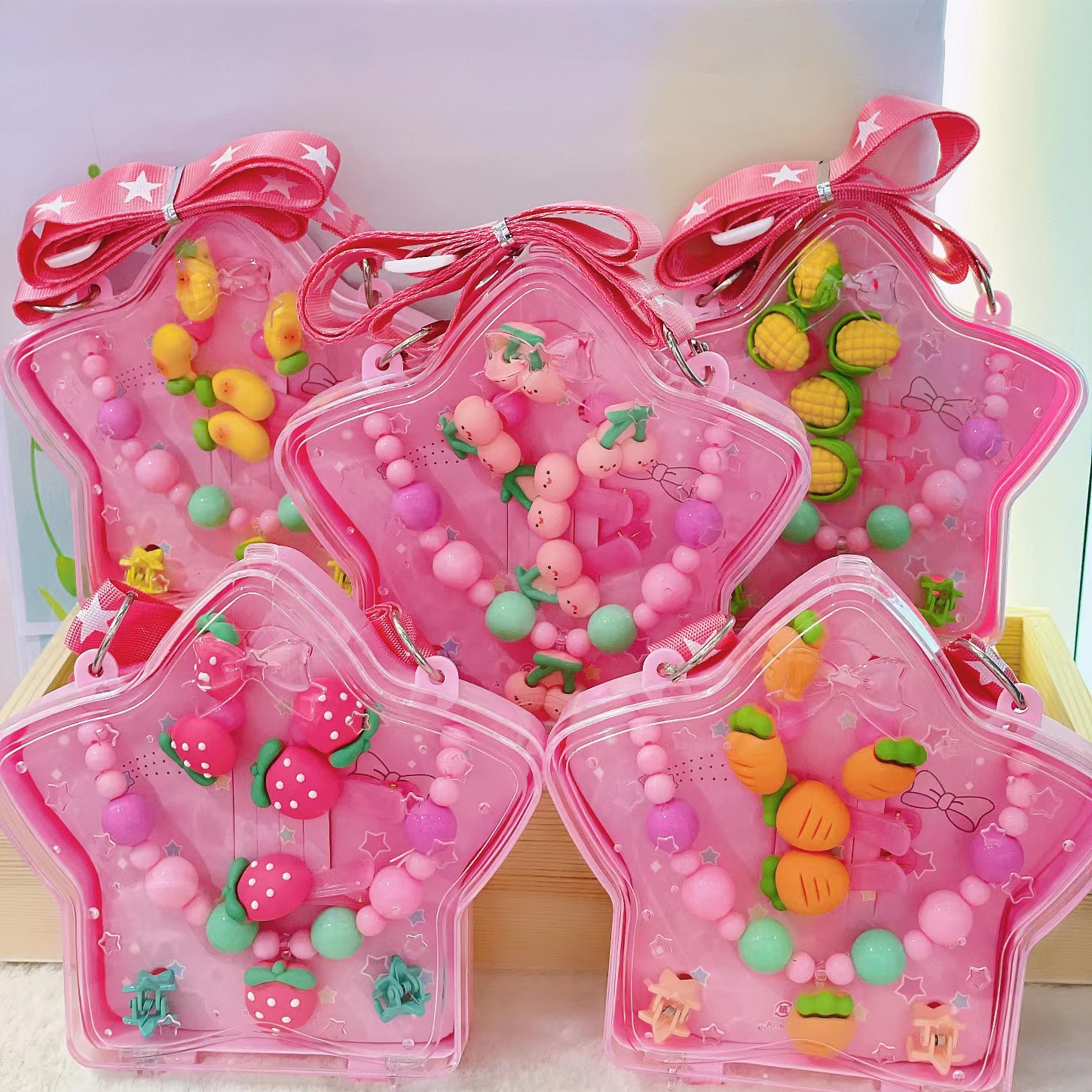 织带五星礼盒  水果元素经典组合  可斜挎可背包  精致造型可爱  多种发夹头绳项链组合  公主必备款         