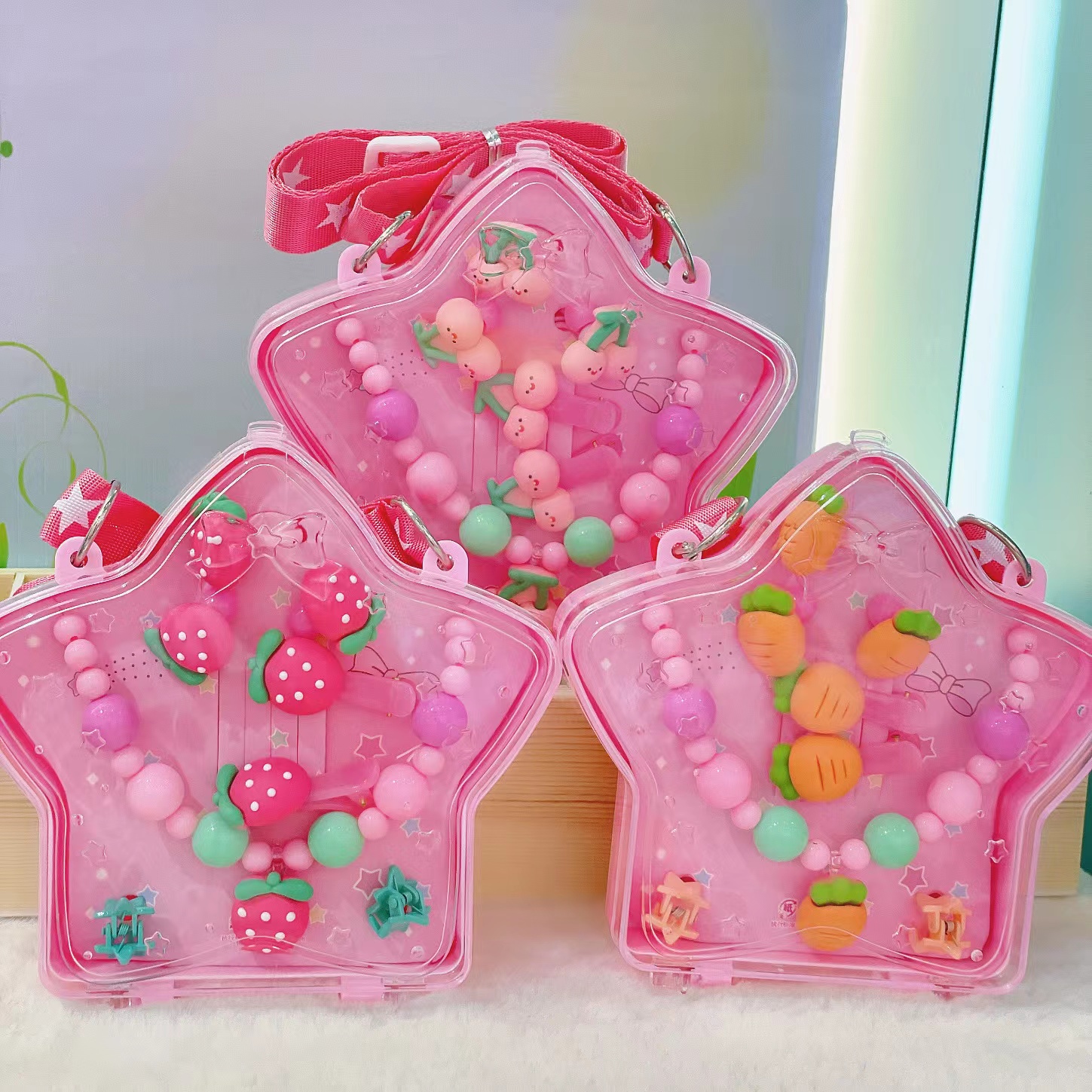 The five-star gift box with woven ribbons features a classic combination of fruit elements. It can be carried diagonally or in a backpack. The exquisite and cute design comes in a variety of hairpins, headbands and necklaces. It's a must-have for princesses details Picture