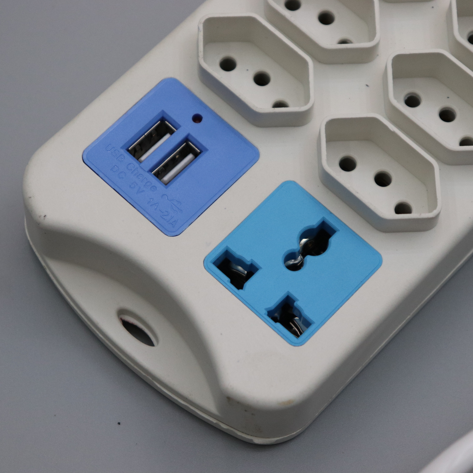 巴西插座/巴西排插/巴西插板白底实物图