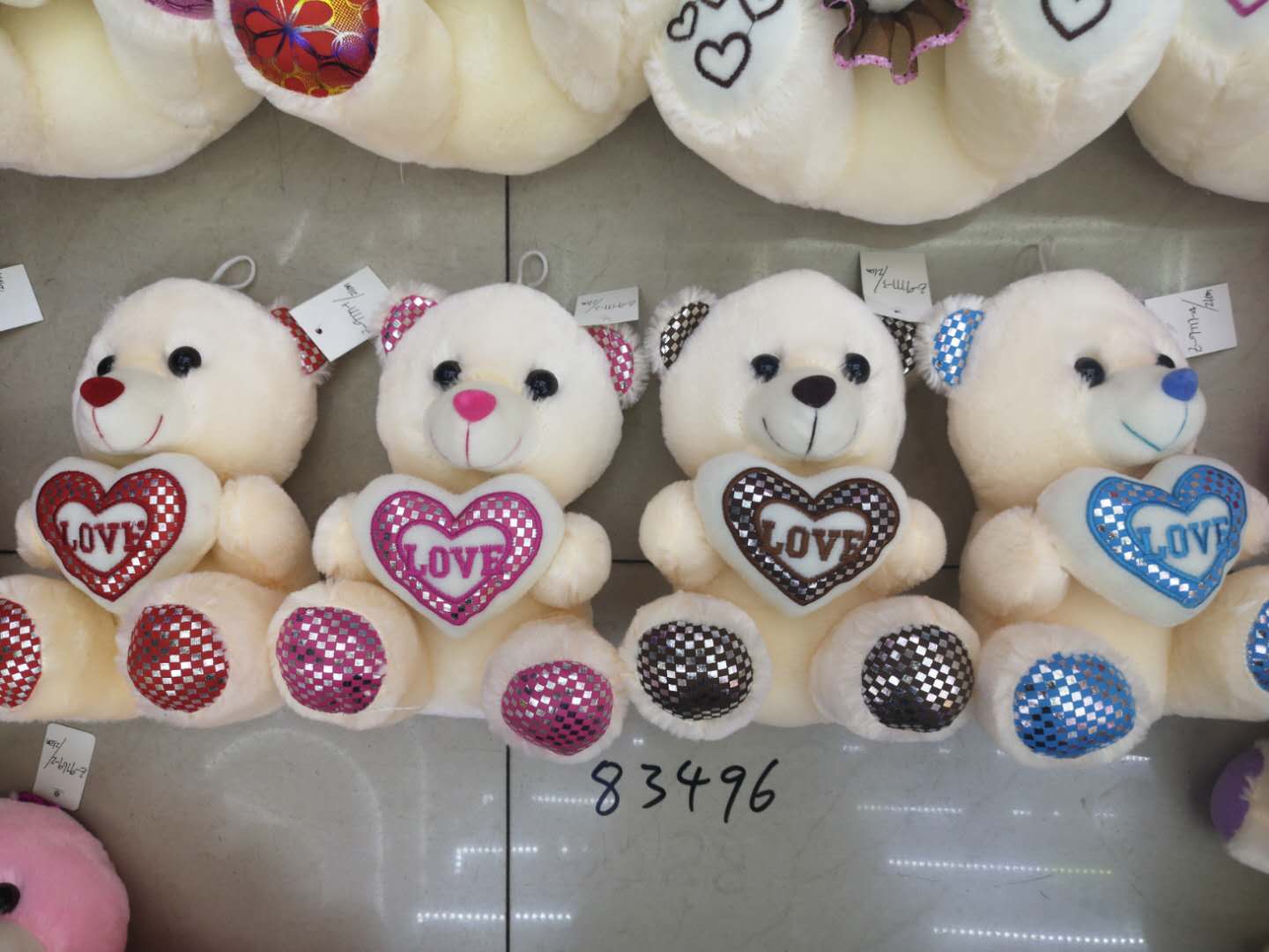 The 21-centimeter heart-shaped bear at Yiwu Small Commodities City, the heart-shaped bear, can be mixed in color