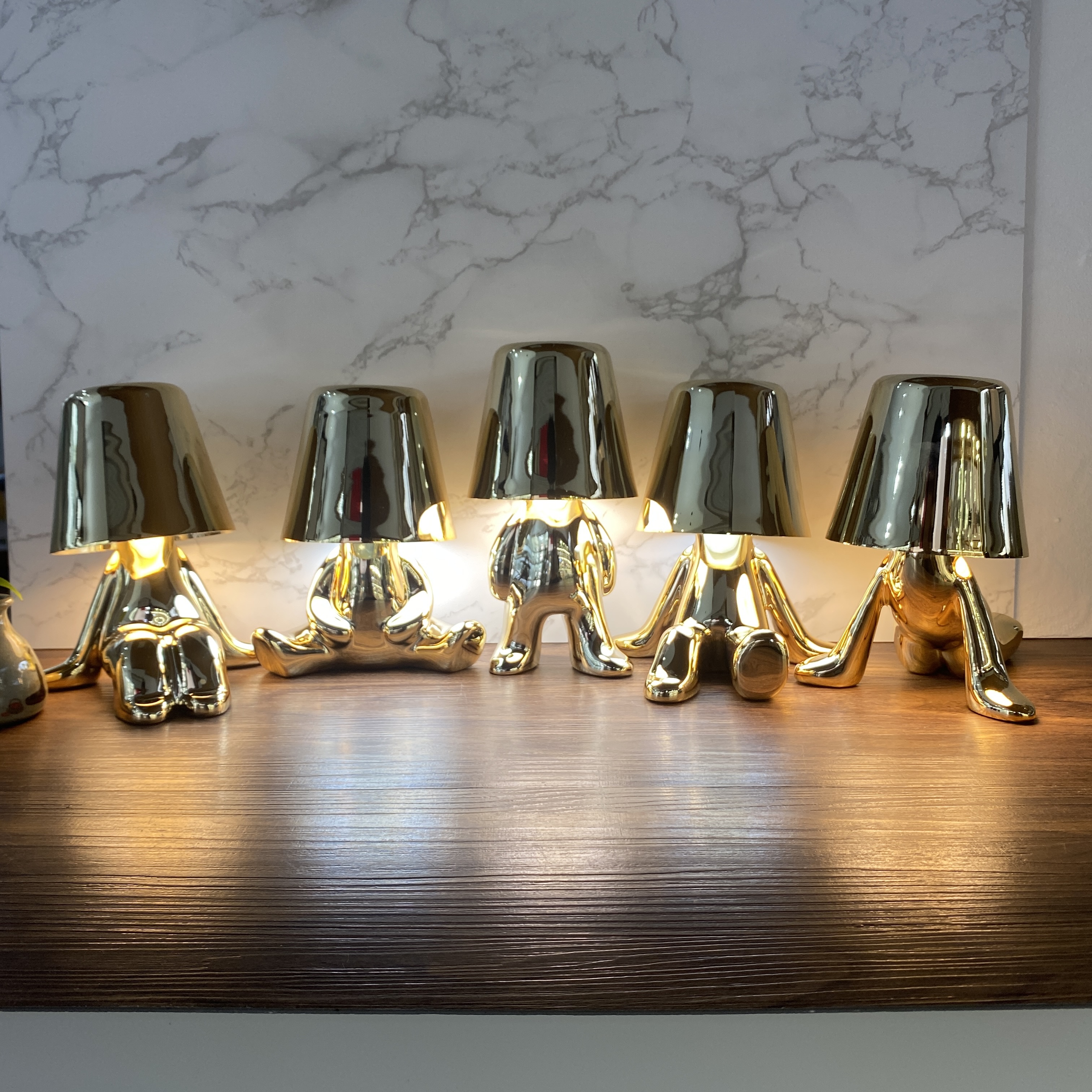 A small three-color metal desk lamp Item Picture