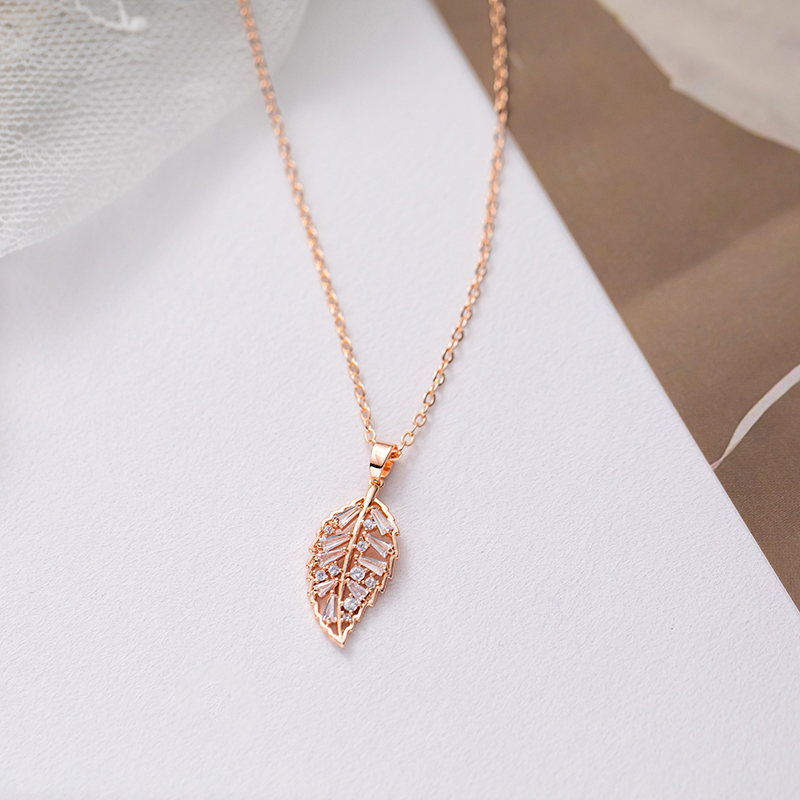 The color-preserving leaf zircon fashion internet-famous design light luxury niche women's necklace is simple and elegant with a sense of high-end. The 2022 new style collarbone chain does not fade. The pendant is dynamic and trendy Application Scenario