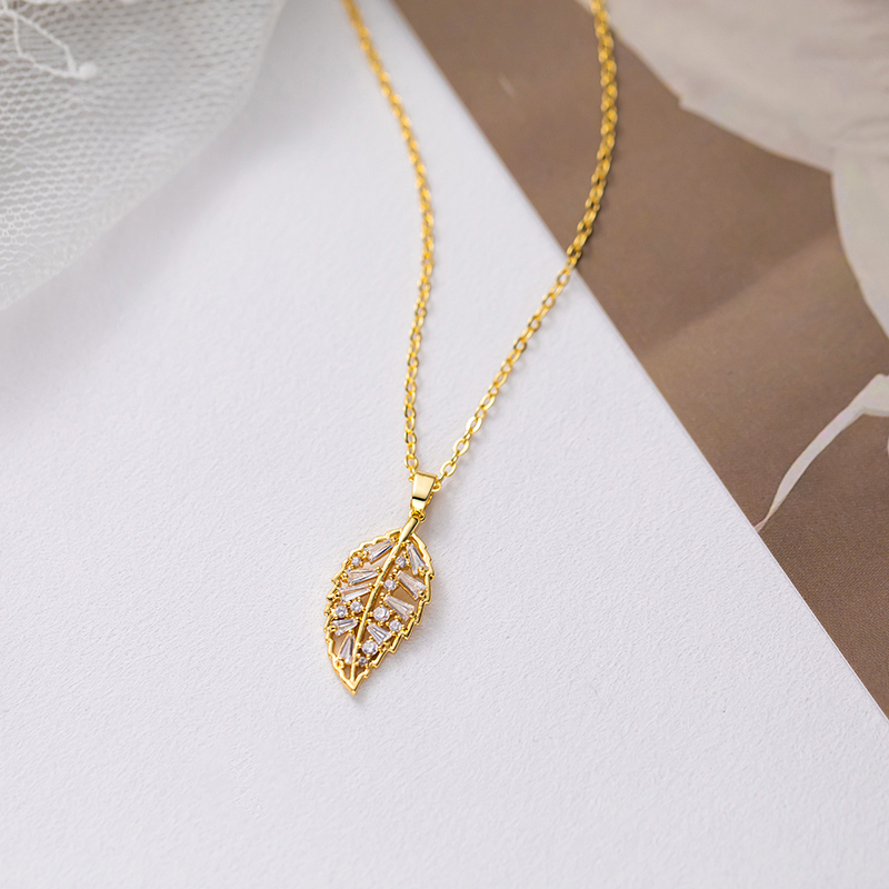 The color-preserving leaf zircon fashion internet-famous design light luxury niche women's necklace is simple and elegant with a sense of high-end. The 2022 new style collarbone chain does not fade. The pendant is dynamic and trendy Specification image