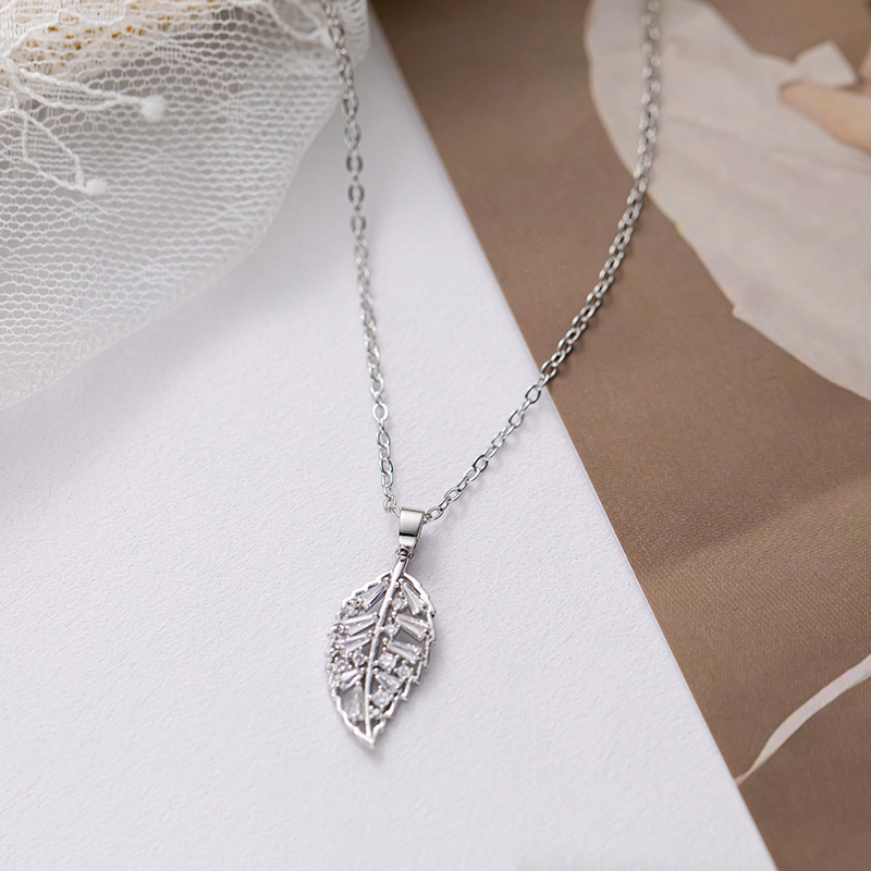 The color-preserving leaf zircon fashion internet-famous design light luxury niche women's necklace is simple and elegant with a sense of high-end. The 2022 new style collarbone chain does not fade. The pendant is dynamic and trendy details Picture