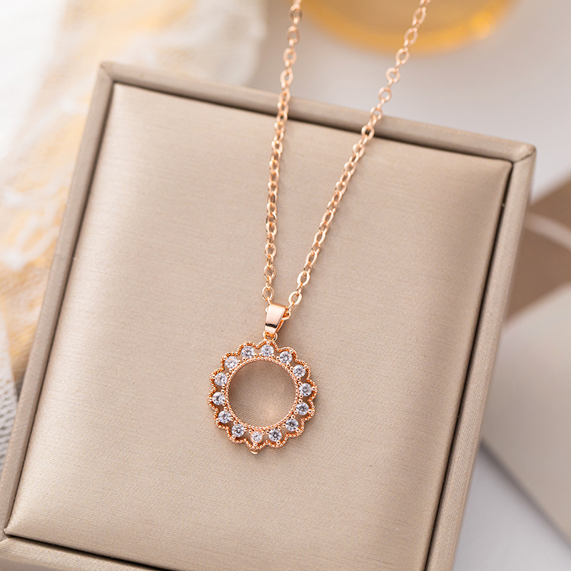 The color-preserving large circle zircon fashion internet-famous design, light luxury and niche women's necklace, simple and elegant, with a sense of high-end collarbone chain, 2022 new style, non-fading pendant, dynamic and trendy Application Scenario