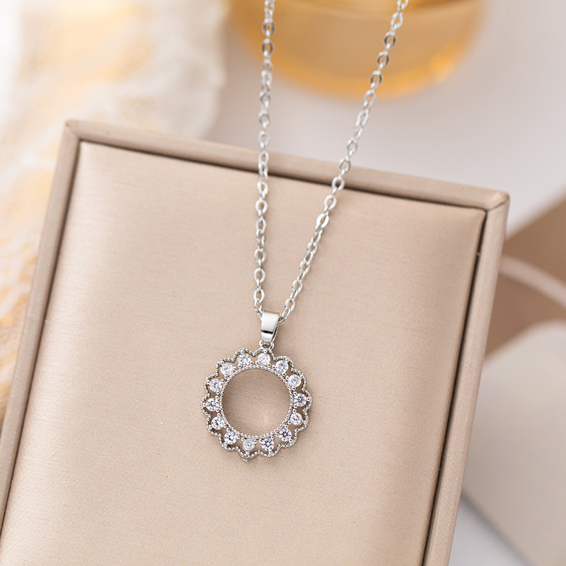 The color-preserving large circle zircon fashion internet-famous design, light luxury and niche women's necklace, simple and elegant, with a sense of high-end collarbone chain, 2022 new style, non-fading pendant, dynamic and trendy details Picture