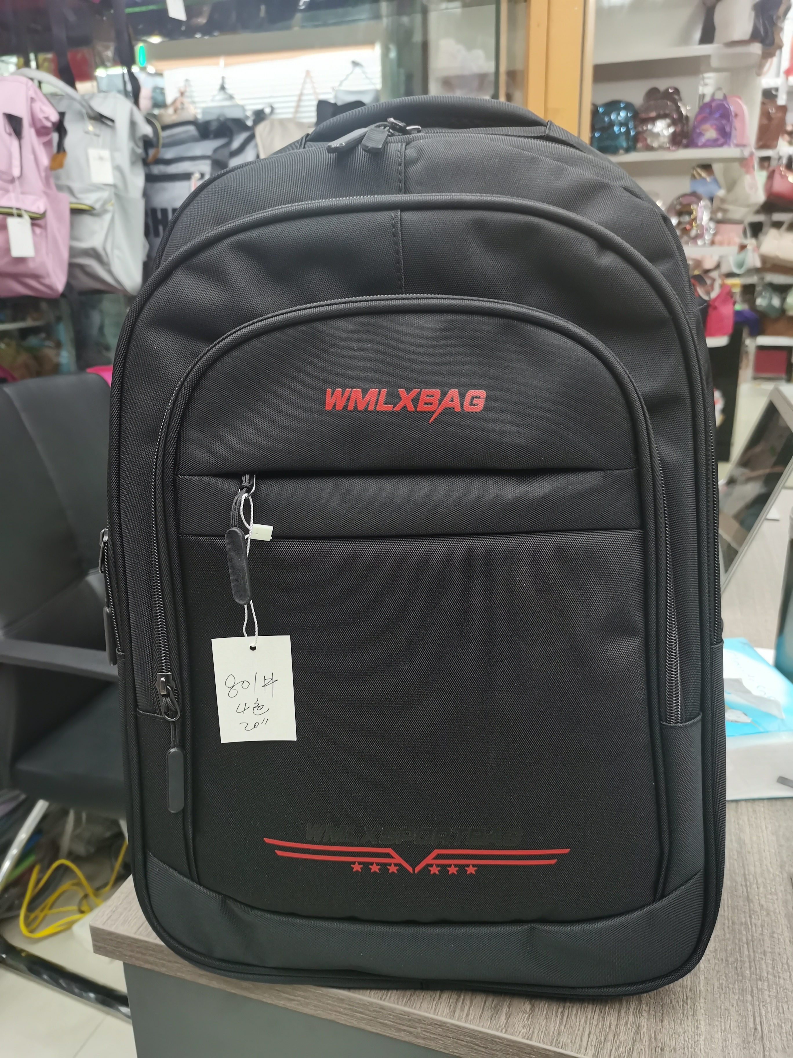 双肩背包白底实物图