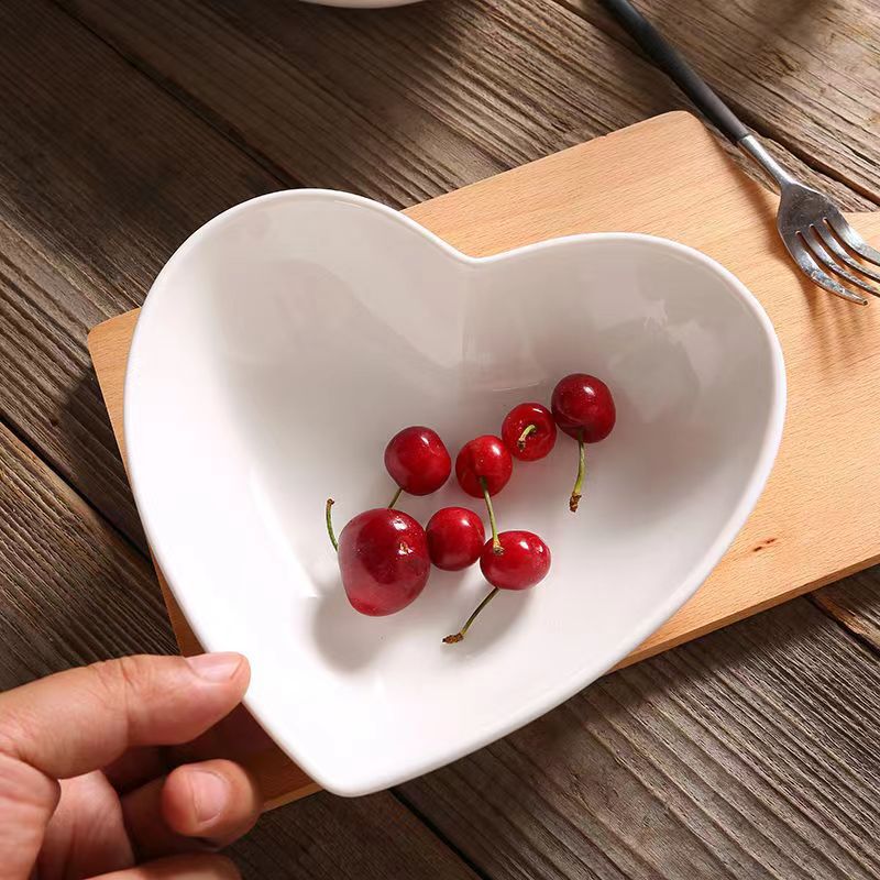 Pure white heart-shaped bowl, creative household salad bowl, rice bowl, hotel breakfast heart-shaped bowl Application Scenario