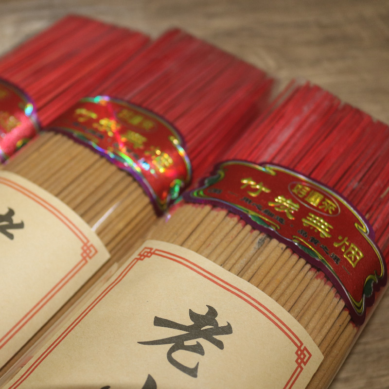 Smokeless Buddha incense manufacturer directly supplies a large quantity of sandalwood, Buddha incense, bamboo stick incense, indoor incense, worship incense, hand-sprayed incense, sandalwood, bamboo stick incense, agarwood, Buddha incense manufacturer wholesale 32.5/39.5 bags, cylindrical packaging, can be pasted Application Scenario