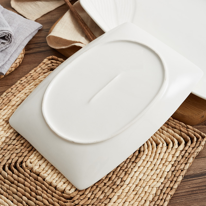 The hotel features a magnesium-reinforced porcelain rectangular fresh fruit plate, a high-white ceramic dish inventory, a heart plate, a sushi plate, and Japanese fish Application Scenario
