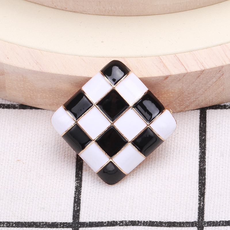 Factory direct sales of creative light luxury Korean version new best-selling oil drip checkerboard pattern brooches, light luxury creative retro brooches, simple and fashionable accessory pins in stock details Picture
