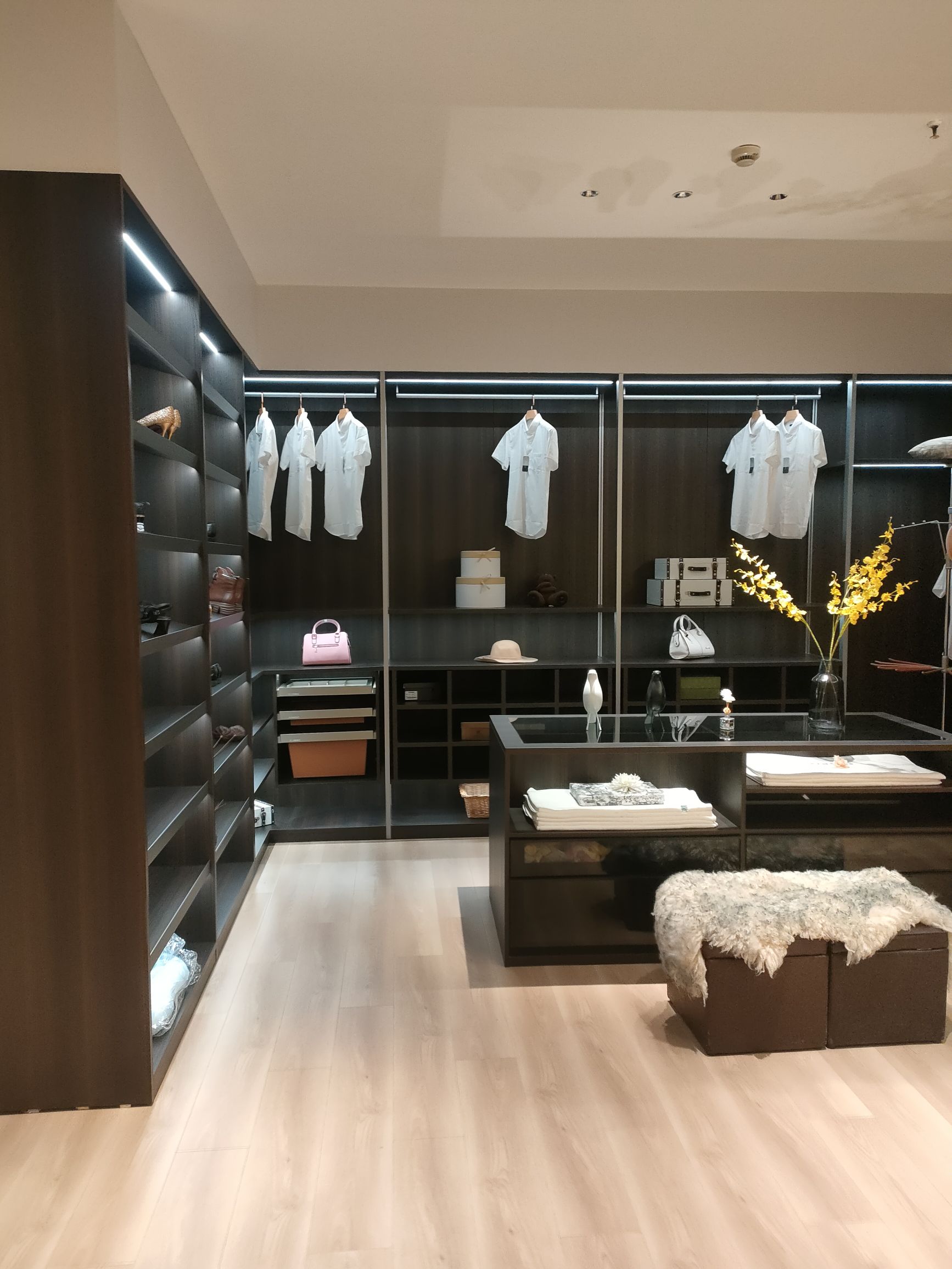 Yaoju Home Furnishing offers a modern and light luxury style of fully open wardrobe, wardrobe and corner cabinets for the whole house customization