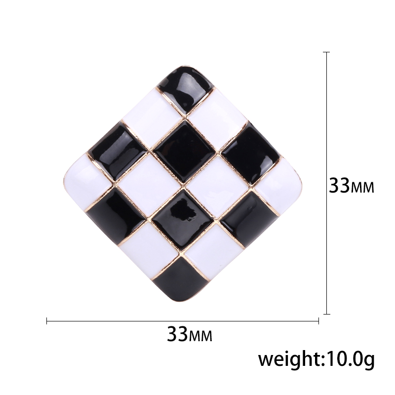 Factory direct sales of creative light luxury Korean version new best-selling oil drip checkerboard pattern brooches, light luxury creative retro brooches, simple and fashionable accessory pins in stock Application Scenario