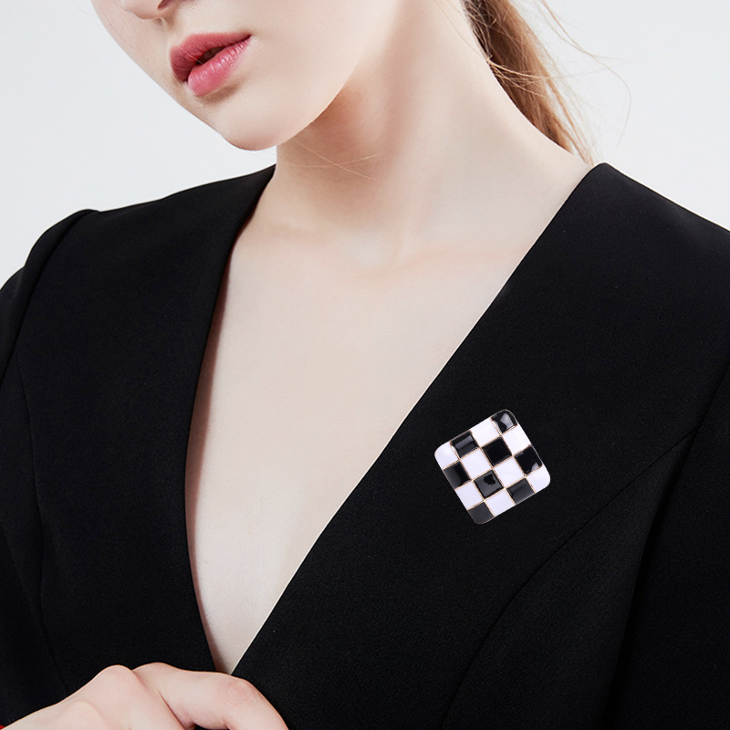 Factory direct sales of creative light luxury Korean version new best-selling oil drip checkerboard pattern brooches, light luxury creative retro brooches, simple and fashionable accessory pins in stock