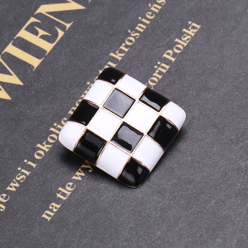 Factory direct sales of creative light luxury Korean version new best-selling oil drip checkerboard pattern brooches, light luxury creative retro brooches, simple and fashionable accessory pins in stock Specification image