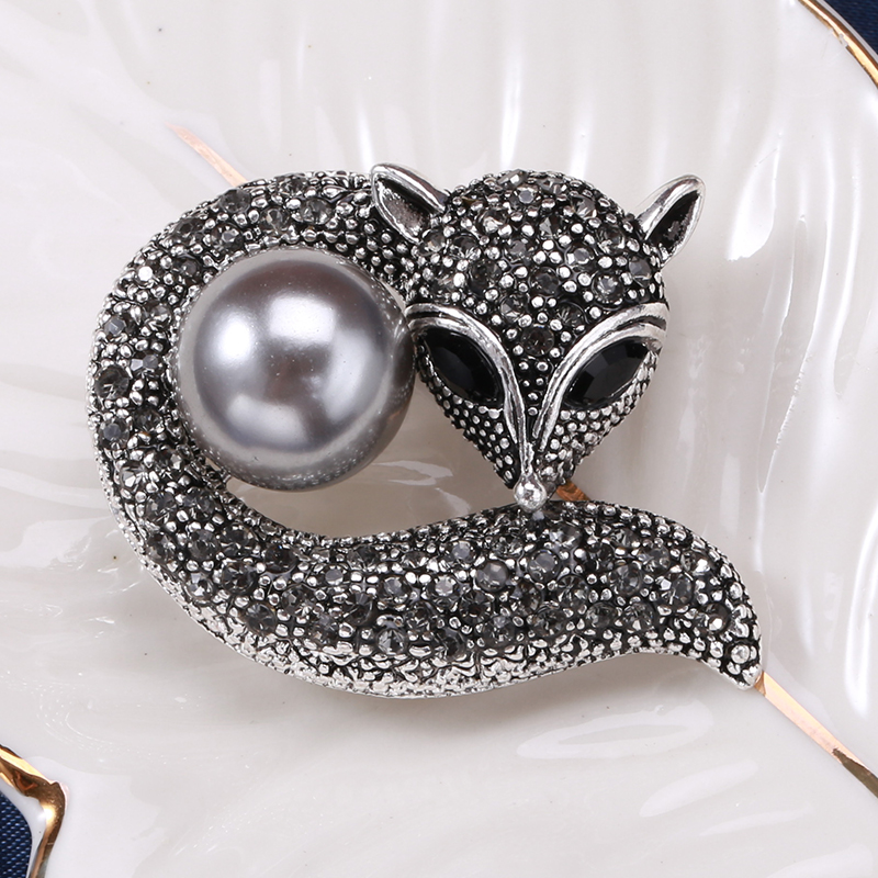 Factory direct sales of creative and light luxury Korean version new best-selling water diamond fox brooch, light luxury creative retro brooch, simple and fashionable accessory pin in stock details Picture
