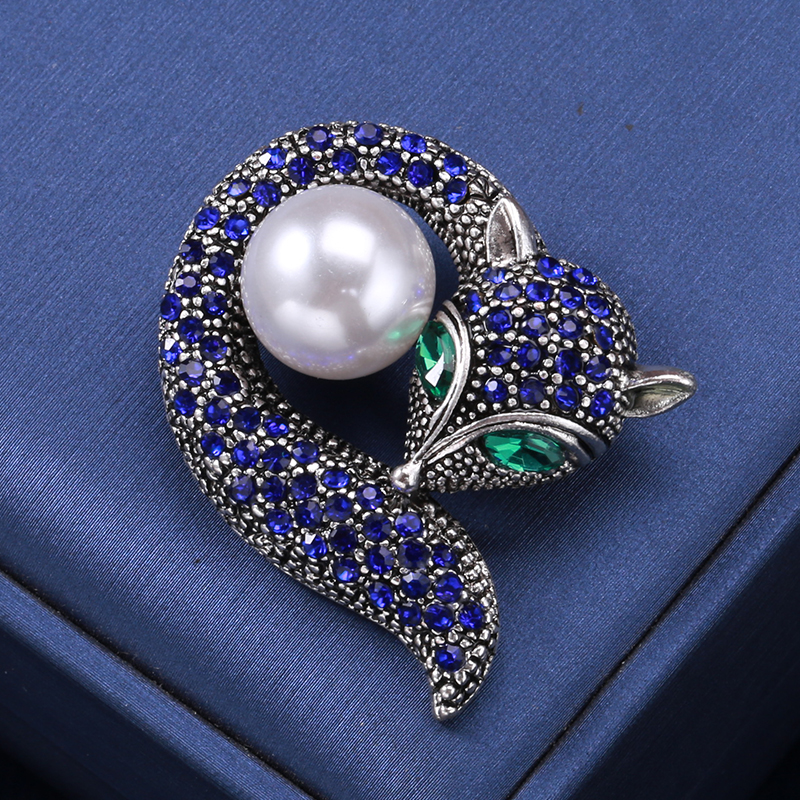 Factory direct sales of creative and light luxury Korean version new best-selling water diamond fox brooch, light luxury creative retro brooch, simple and fashionable accessory pin in stock Specification image