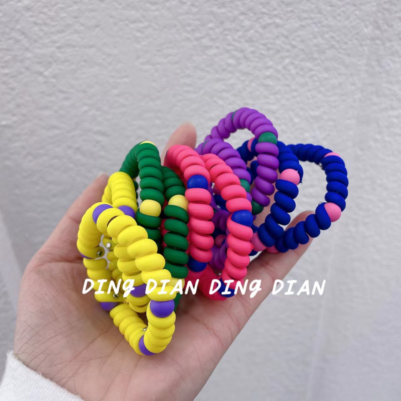 Dingdian No.1 Store's basic high-elasticity candy Korean-style phone cord tie hair band B20194 Application Scenario
