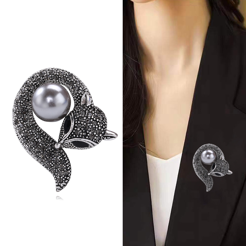 Factory direct sales of creative and light luxury Korean version new best-selling water diamond fox brooch, light luxury creative retro brooch, simple and fashionable accessory pin in stock