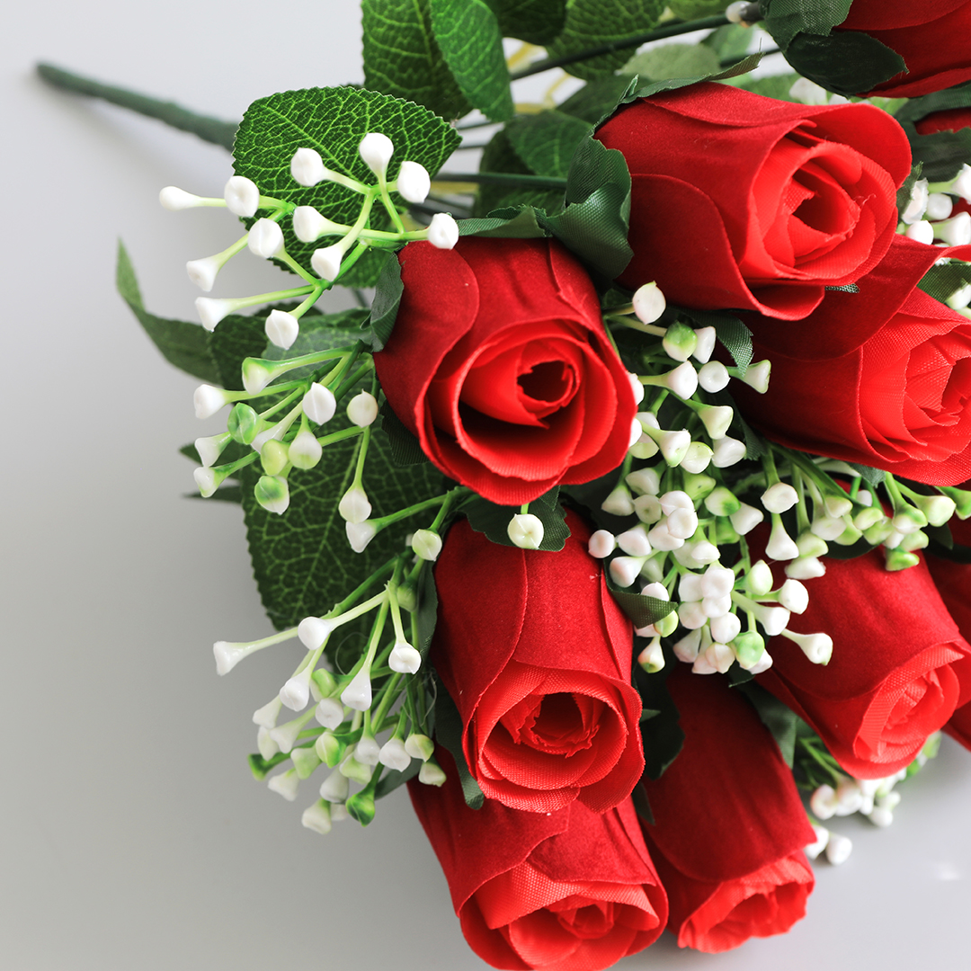 A wedding bouquet of 18 velvet roses for the bride Application Scenario