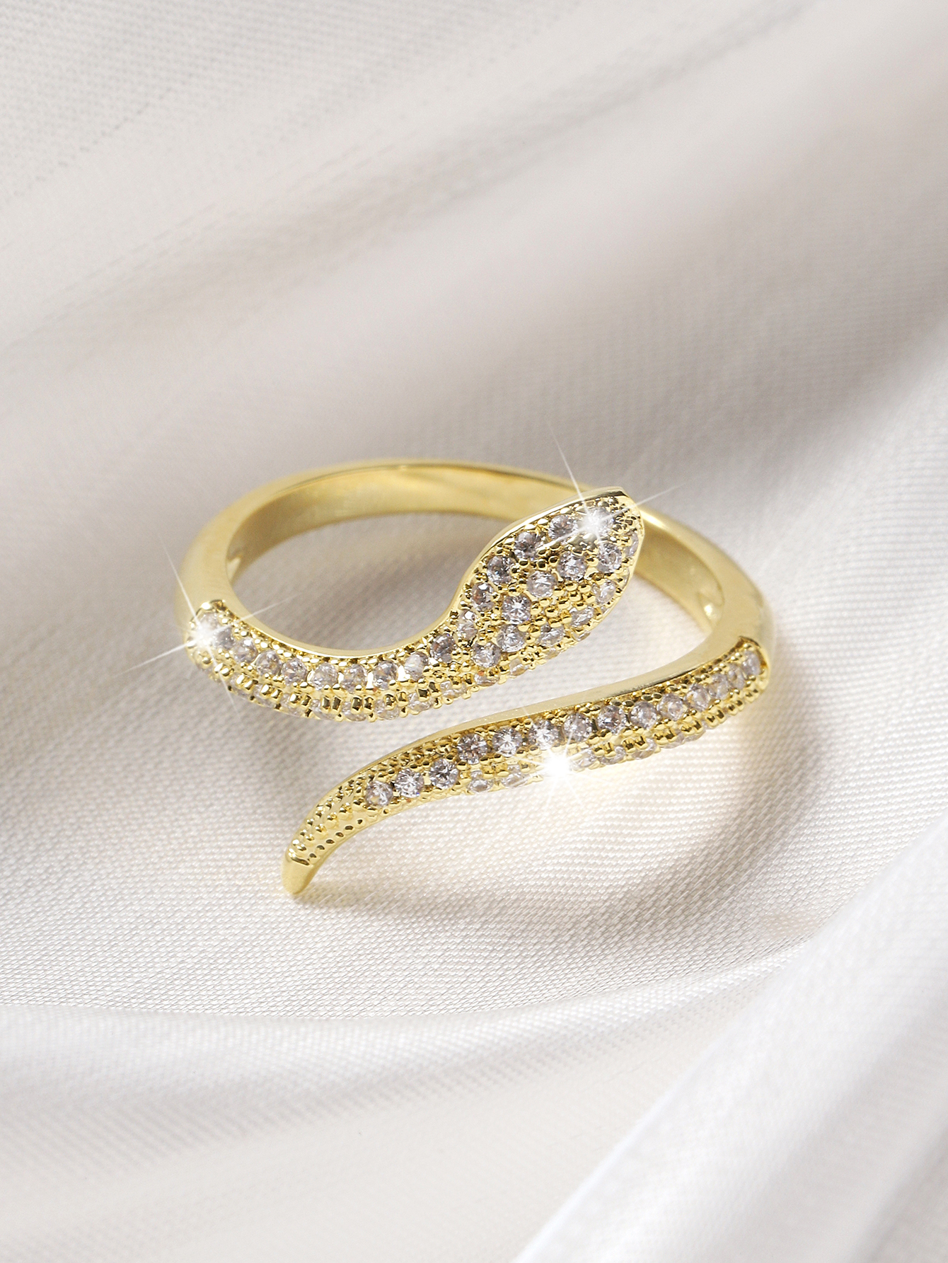 The exaggerated and high-end snake-shaped ring with a light luxury and niche design is a popular style in 2022 details Picture