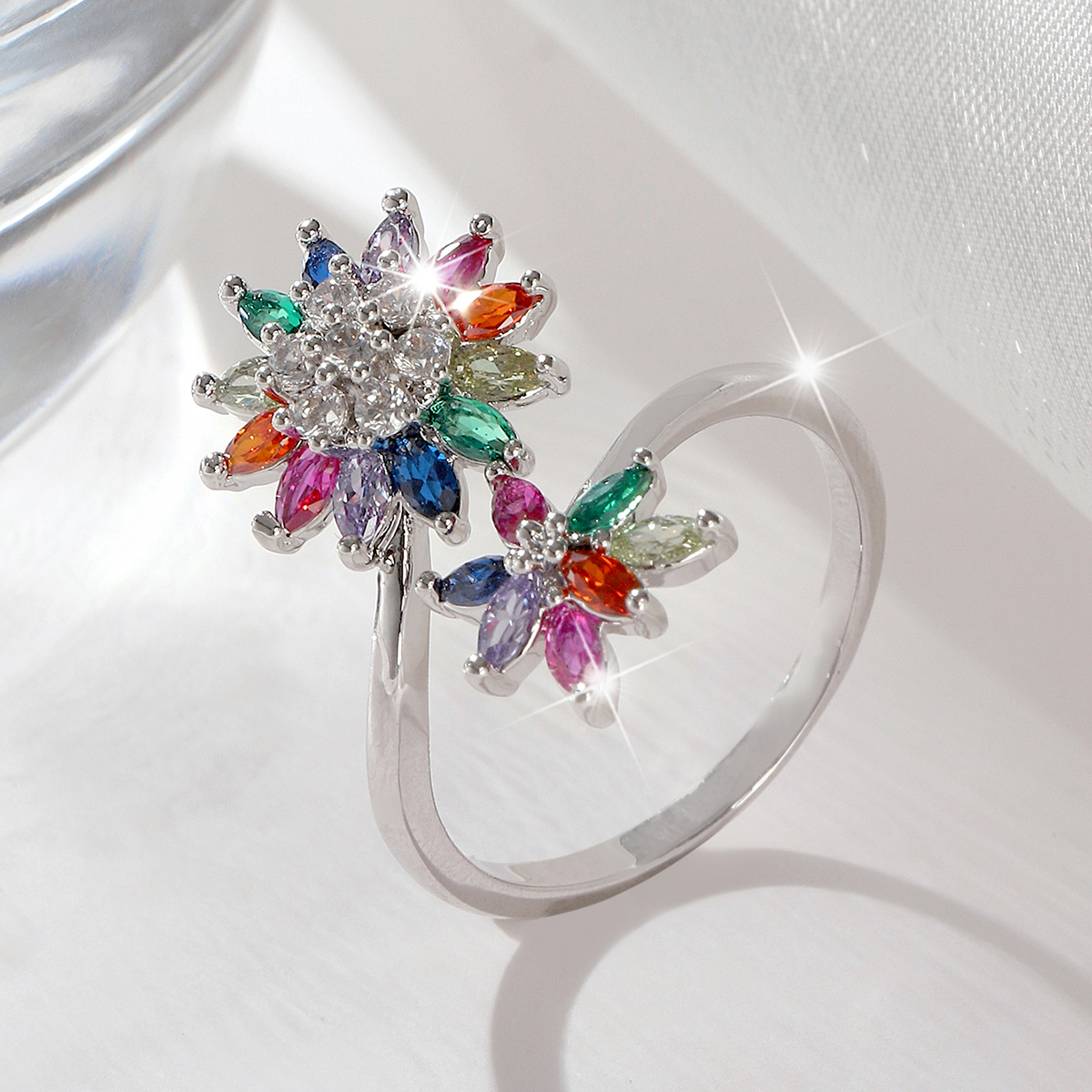 The seven-color small flower ring features a light luxury and niche design with an exaggerated and high-end feel. It is a popular style in 2022