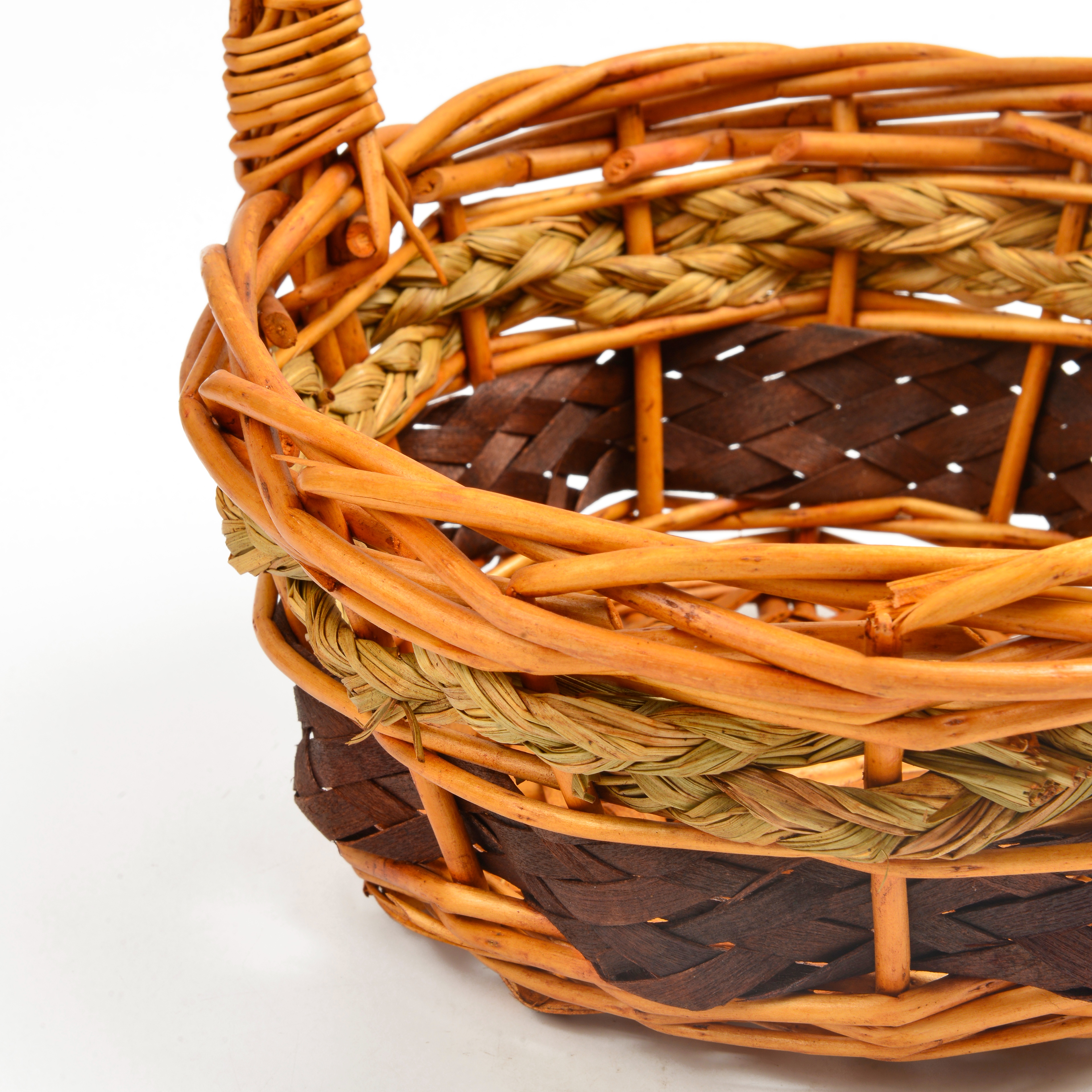 Nordic-style wicker and rattan woven fruit basket, supermarket gift, wicker woven basket, gift basket, hand-held basket, three-piece set, storage basket Application Scenario