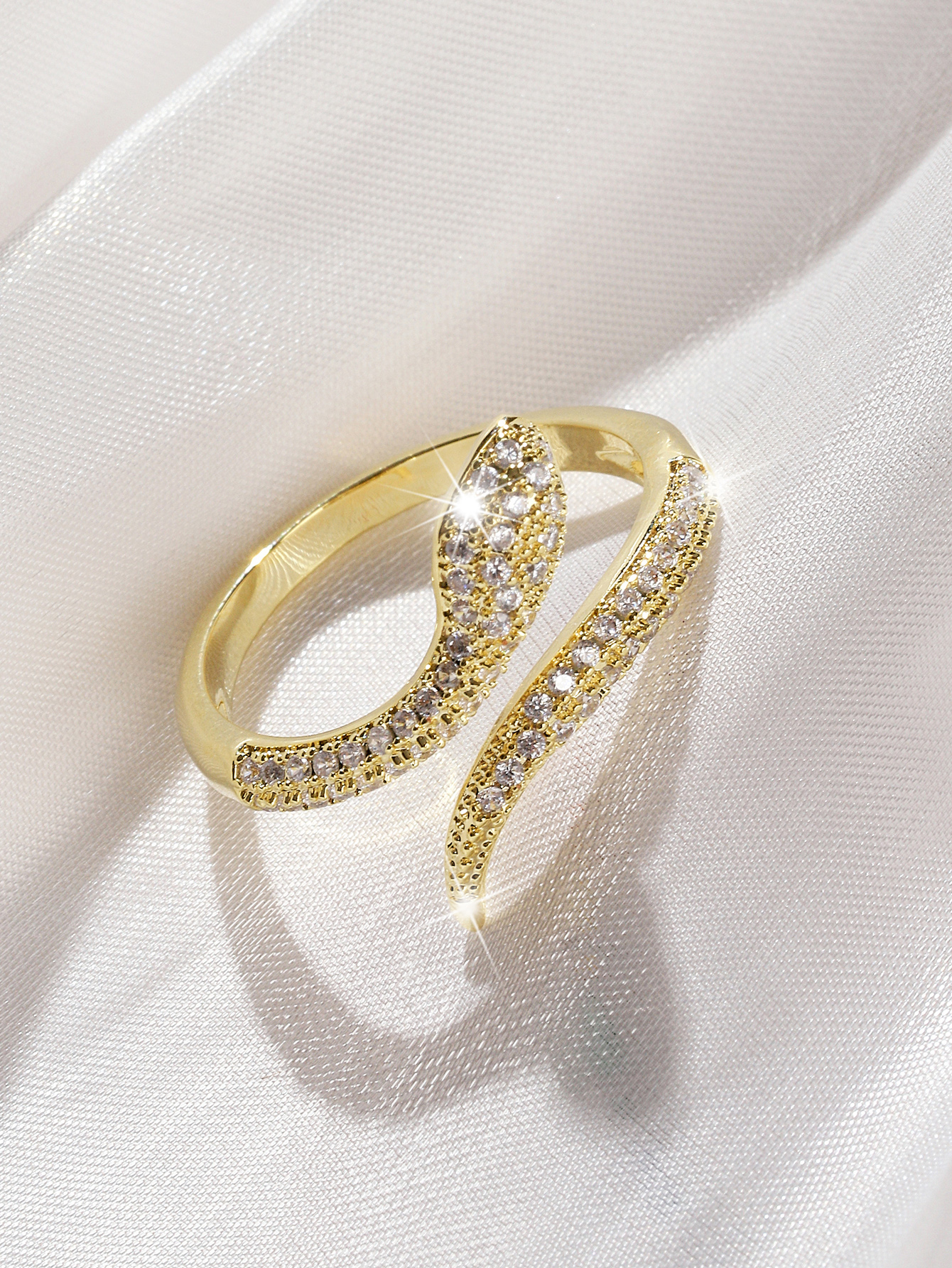 The exaggerated and high-end snake-shaped ring with a light luxury and niche design is a popular style in 2022 Application Scenario