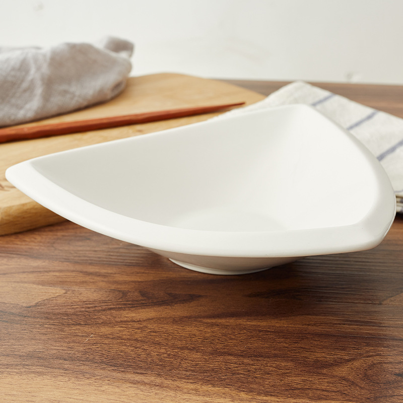Hotel tableware: ceramic bowls, plates, triangular edge bowls