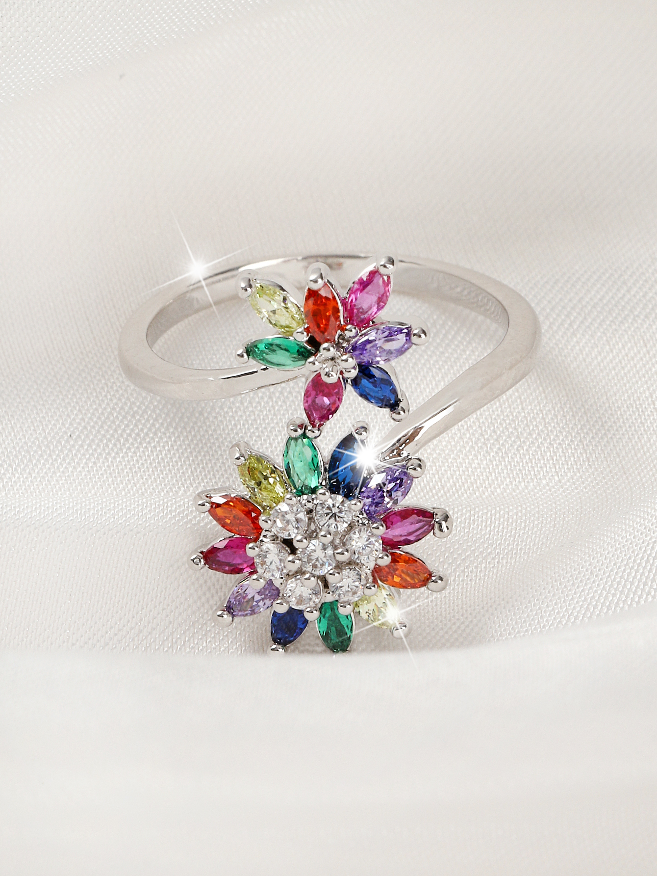 The seven-color small flower ring features a light luxury and niche design with an exaggerated and high-end feel. It is a popular style in 2022 Application Scenario
