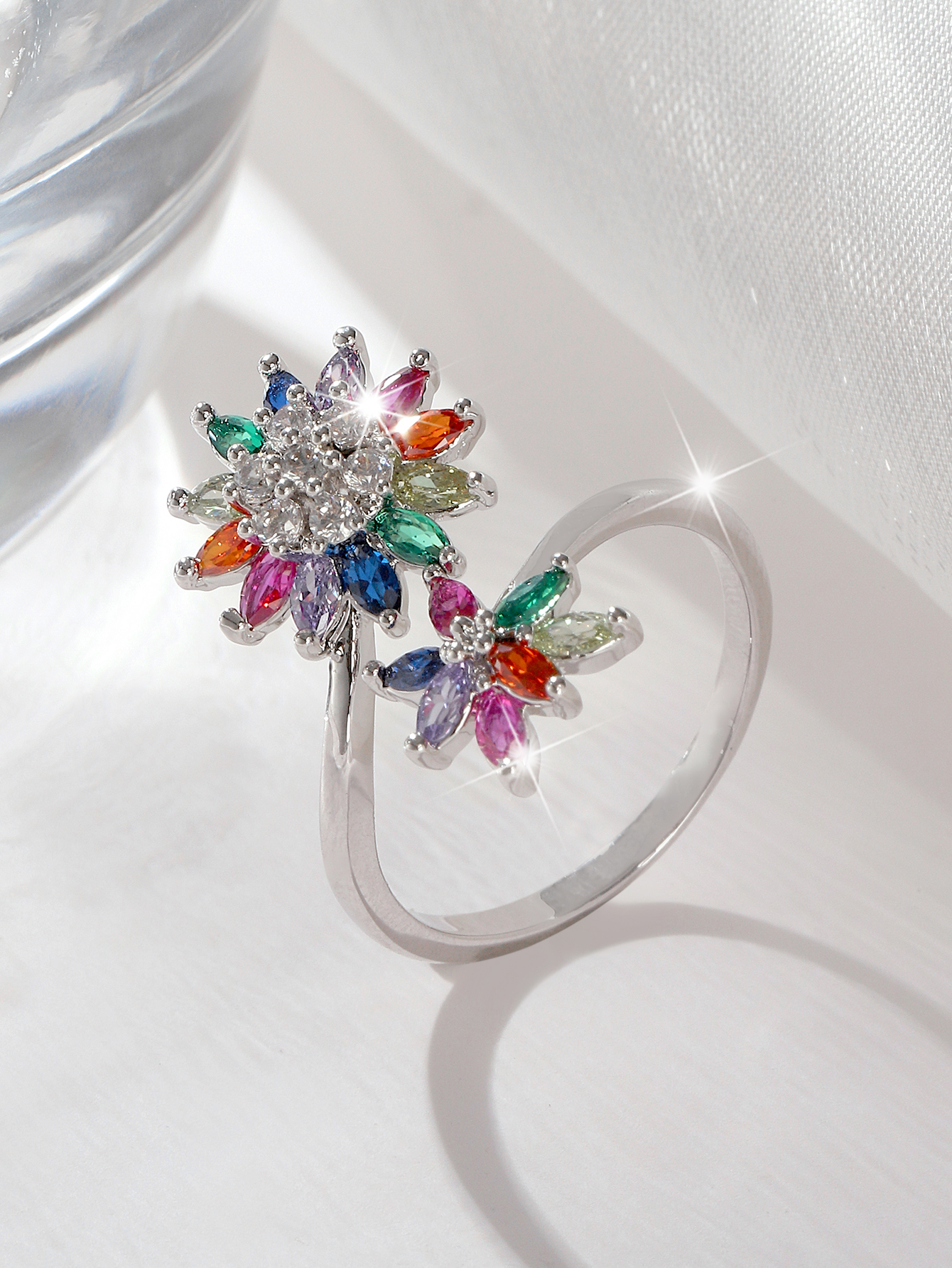 The seven-color small flower ring features a light luxury and niche design with an exaggerated and high-end feel. It is a popular style in 2022 details Picture