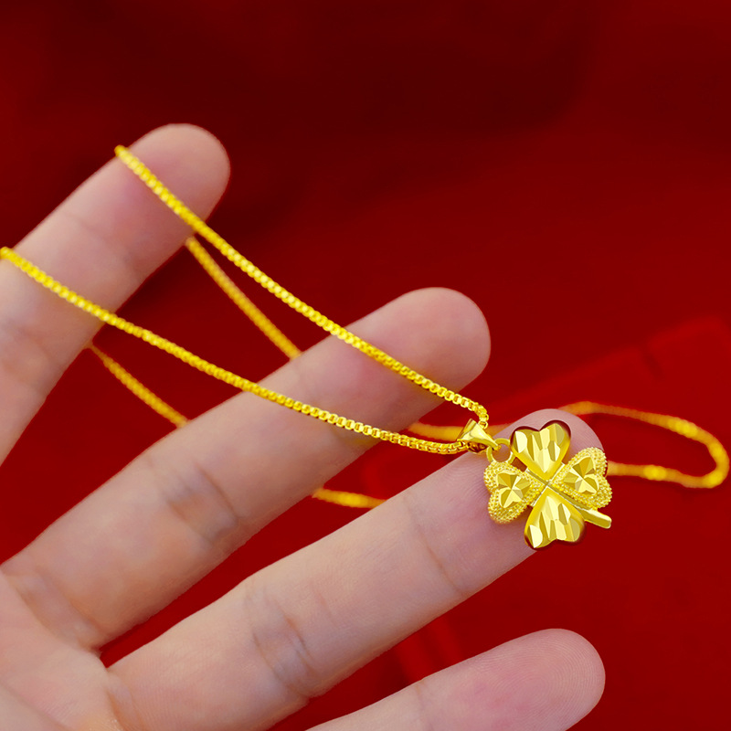 Ladies' four-leaf clover necklace with brass gold plating, fashionable brass gold plating, street stall supply, vacuum electroplated 18k gold jewelry, novel accessories Application Scenario