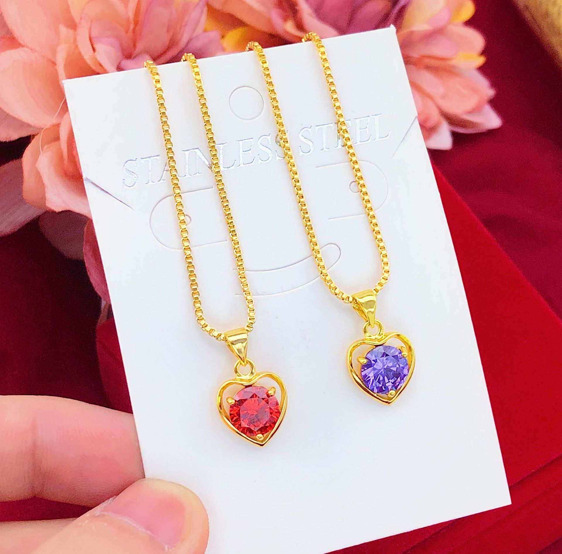 Heart-shaped pendant necklace with zircon colored diamonds, brass gold-plated jewelry, imitation gold jewelry, colored gemstone series, novel jewelry factory direct sales Application Scenario