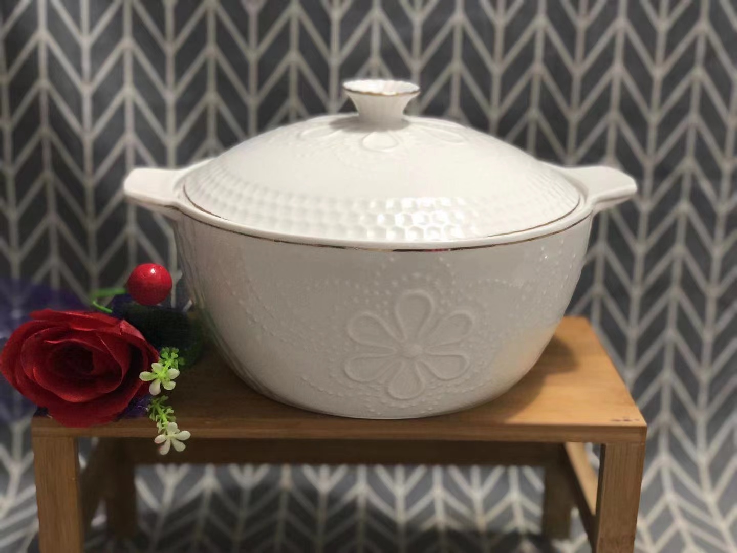 陶瓷汤锅/陶瓷盖碗/陶瓷沙拉碗白底实物图