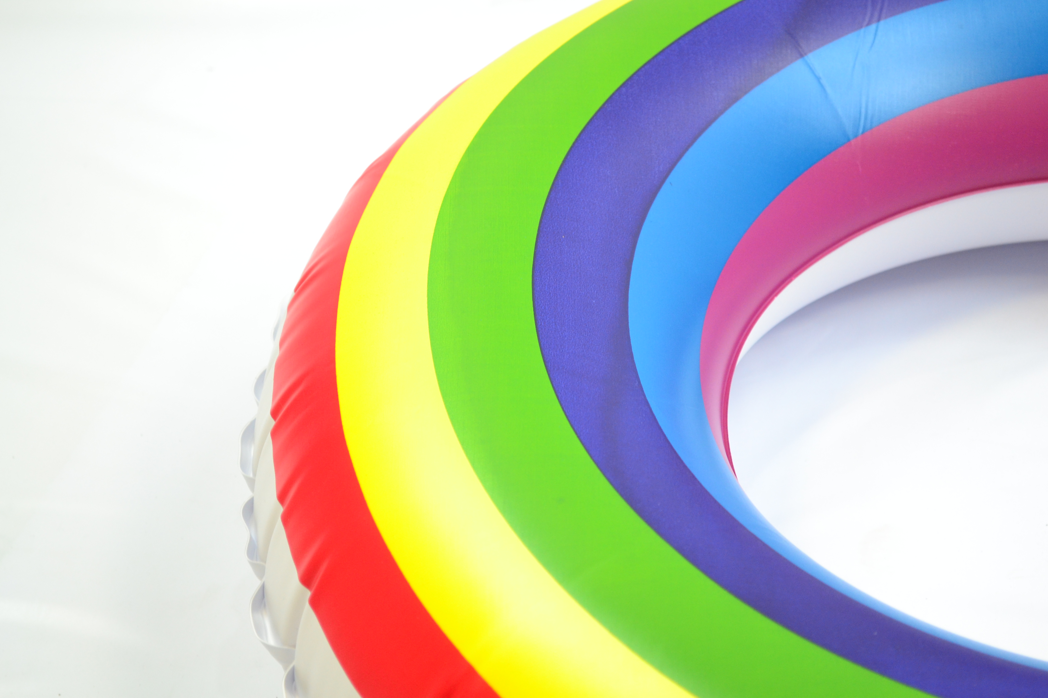 游泳圈/彩虹加厚圈/游泳圈白底实物图