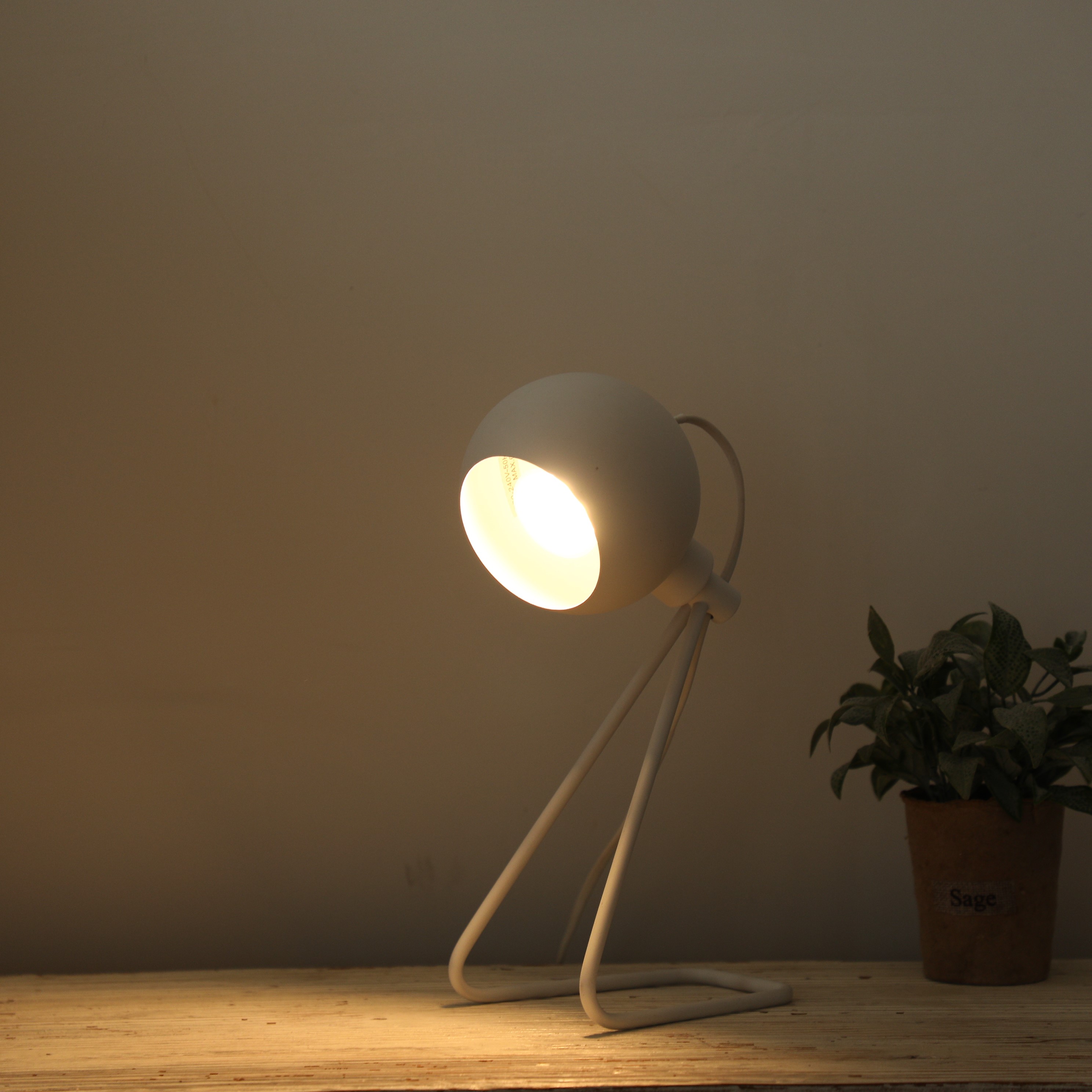 Creative indoor table lamp, ironwork decorative lamp, magnetic black and white round ball table lamp, rotatable spray-painted table lamp details Picture