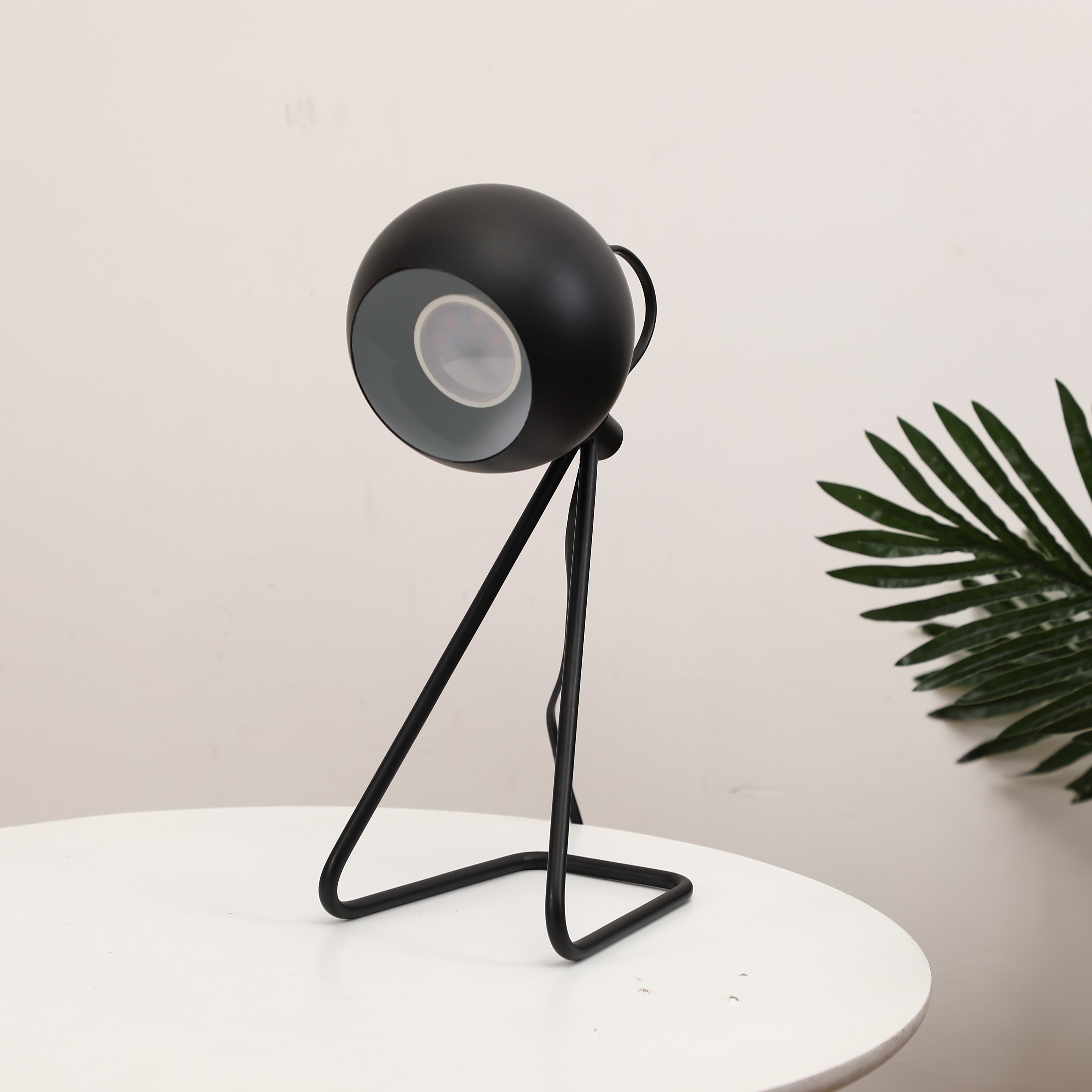 Creative indoor table lamp, ironwork decorative lamp, magnetic black and white round ball table lamp, rotatable spray-painted table lamp Item Picture