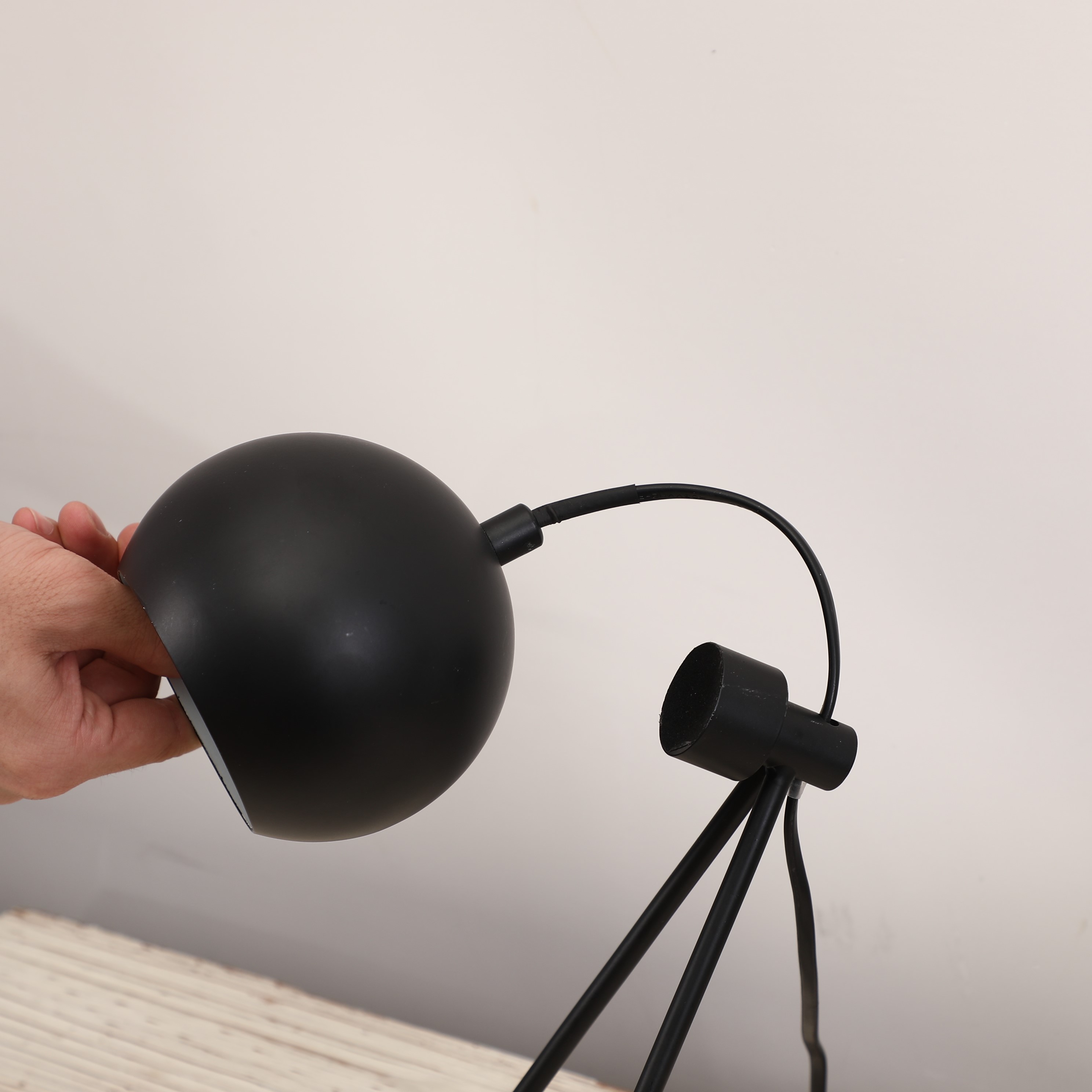 Creative indoor table lamp, ironwork decorative lamp, magnetic black and white round ball table lamp, rotatable spray-painted table lamp Application Scenario