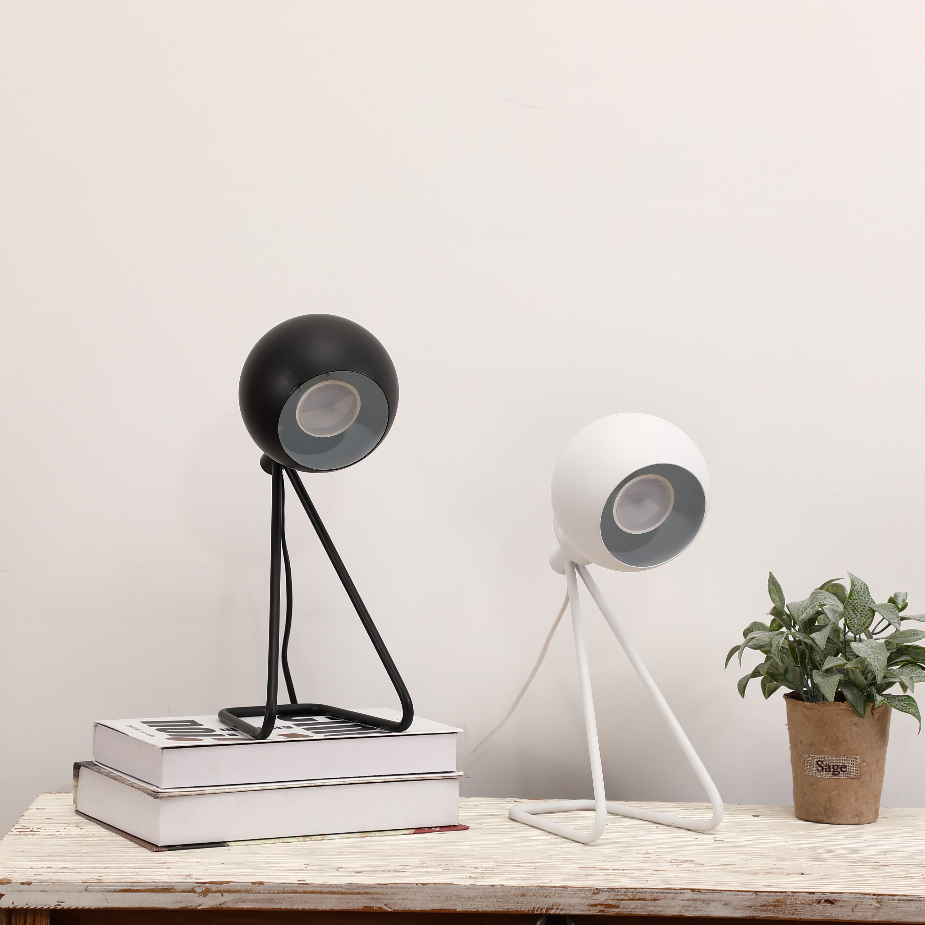 Creative indoor table lamp, ironwork decorative lamp, magnetic black and white round ball table lamp, rotatable spray-painted table lamp Specification image