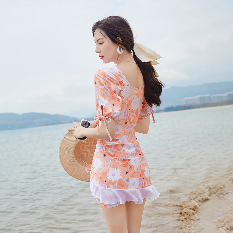 2022 New conservative one-piece, flat-angle, Ins-style swimsuit for slimming, belt-covering, one-piece, petite women Application Scenario