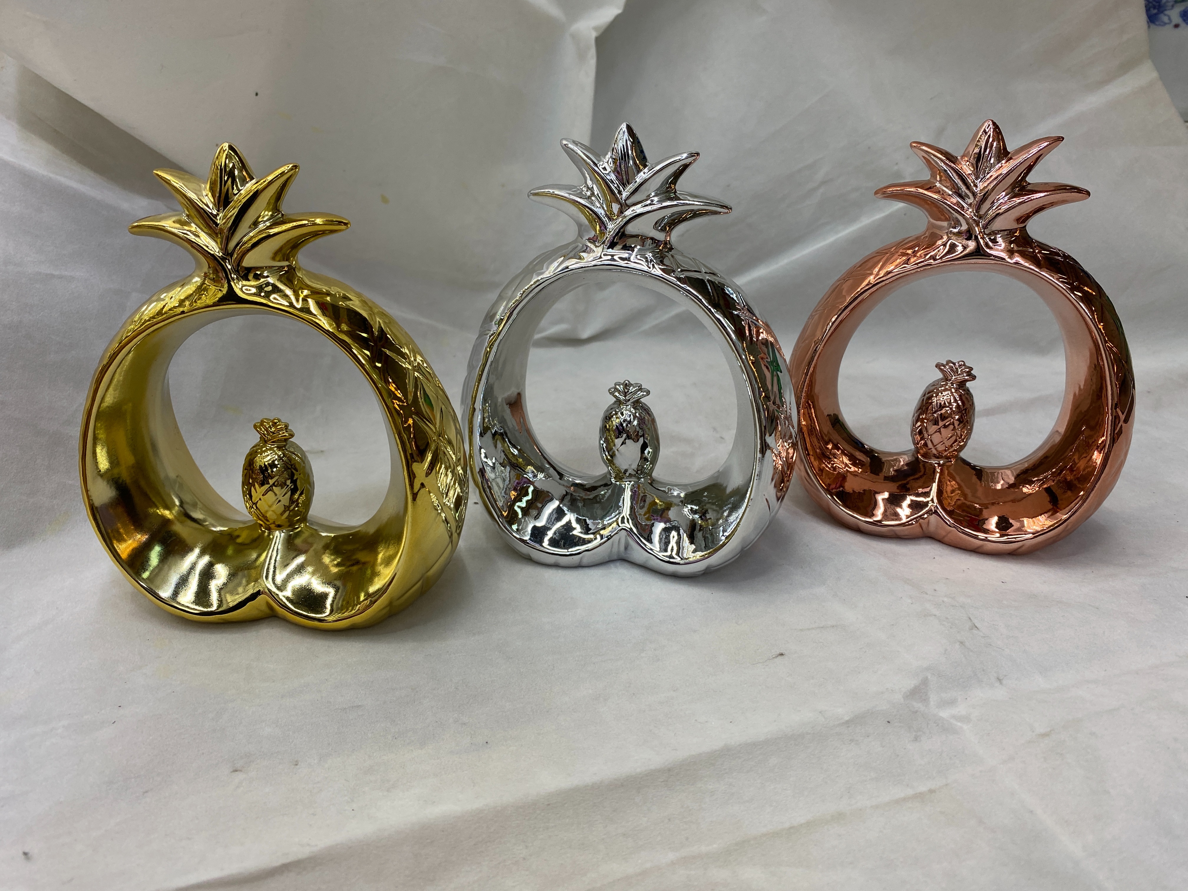 Ceramic electroplated fruit ornaments, pomegranate ornaments, pear ornaments, apple ornaments Application Scenario