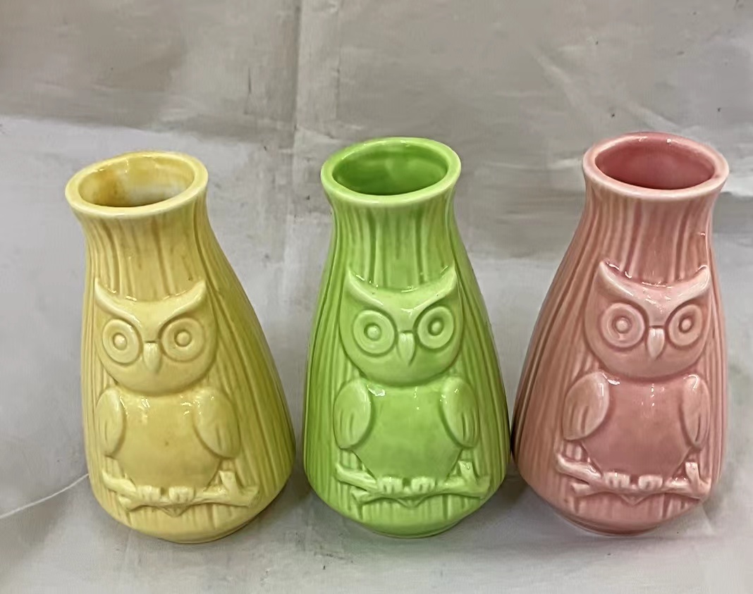 Cute little flower vase with ceramic glaze details Picture