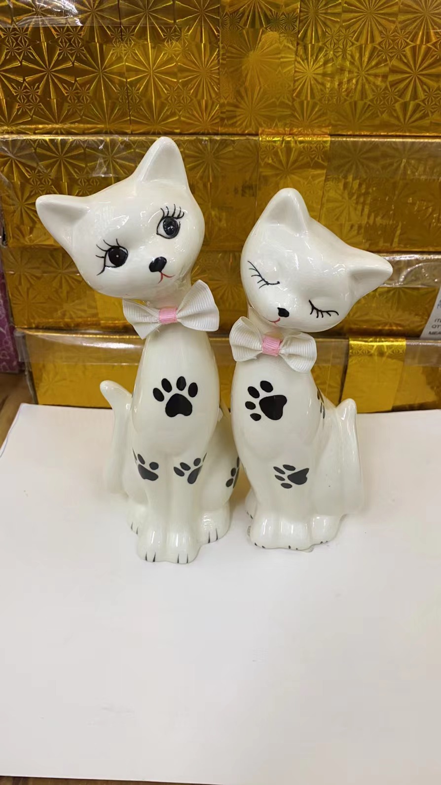 Ceramic office desktop entrance hall small ornaments, kitten ornaments Application Scenario