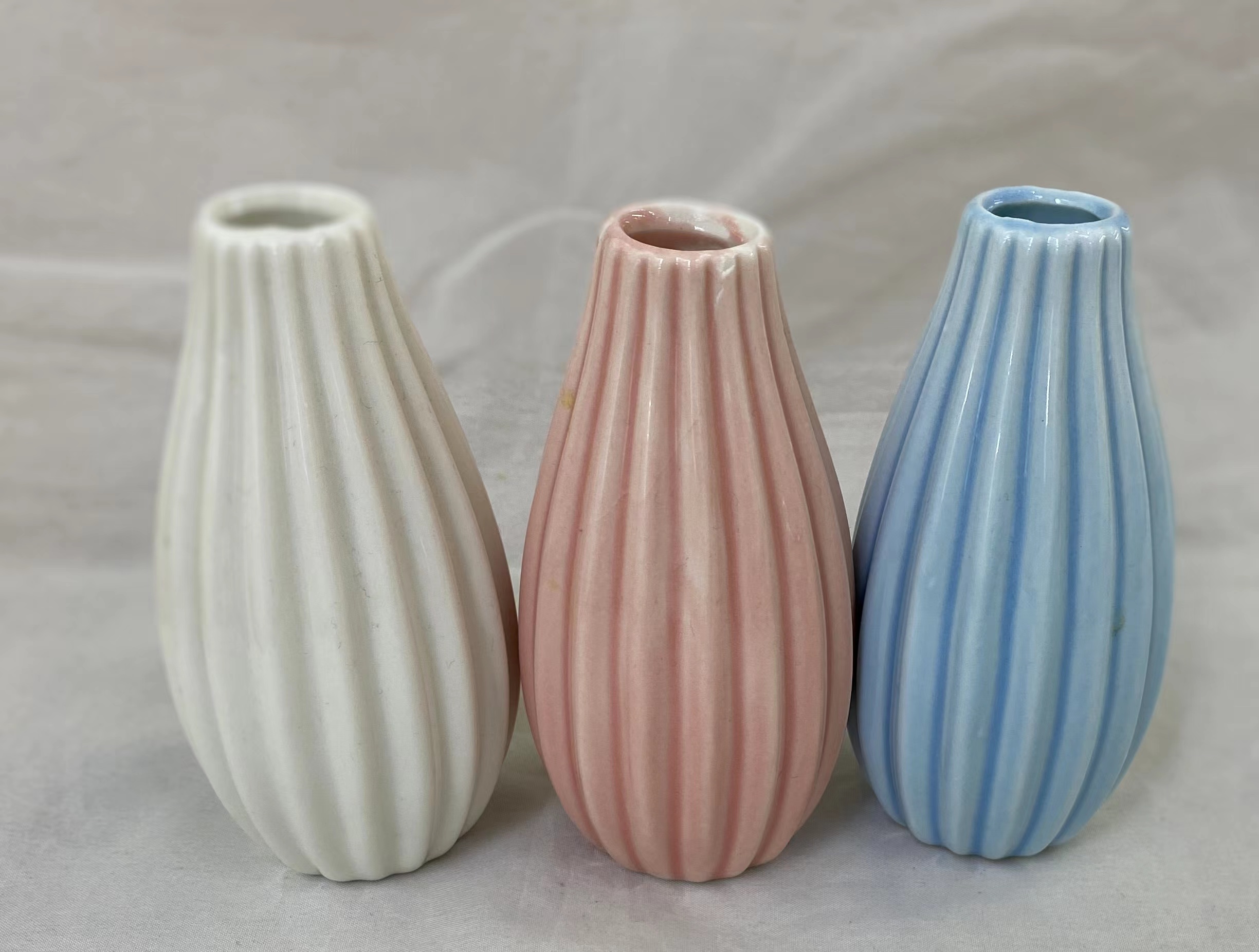 Cute and simple small flower arrangements for the ceramic living room details Picture