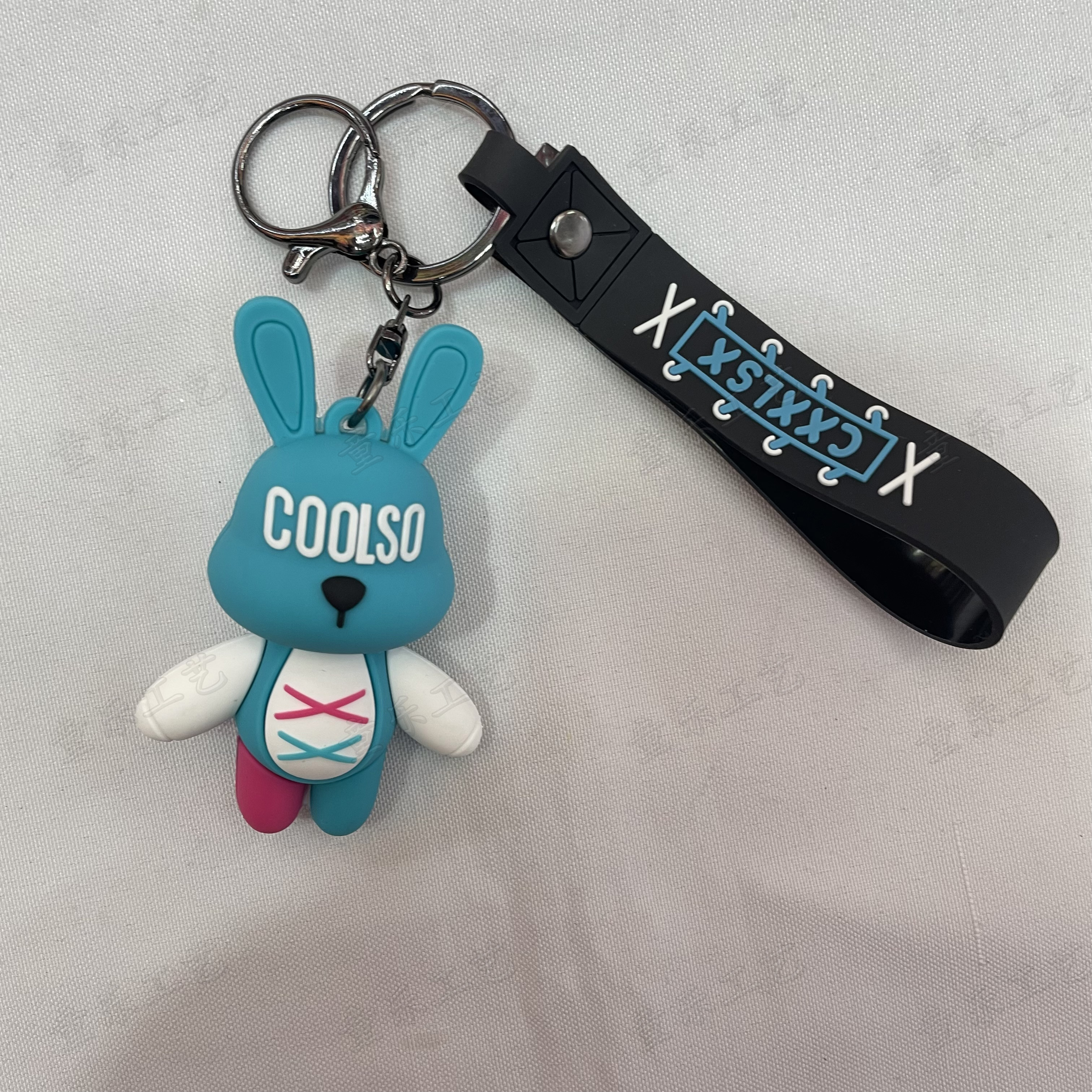 Creative Internet celebrity bundling rabbit soft rubber keychains, cool and personalized rabbit key accessories, three-dimensional figurine pendants Item Picture